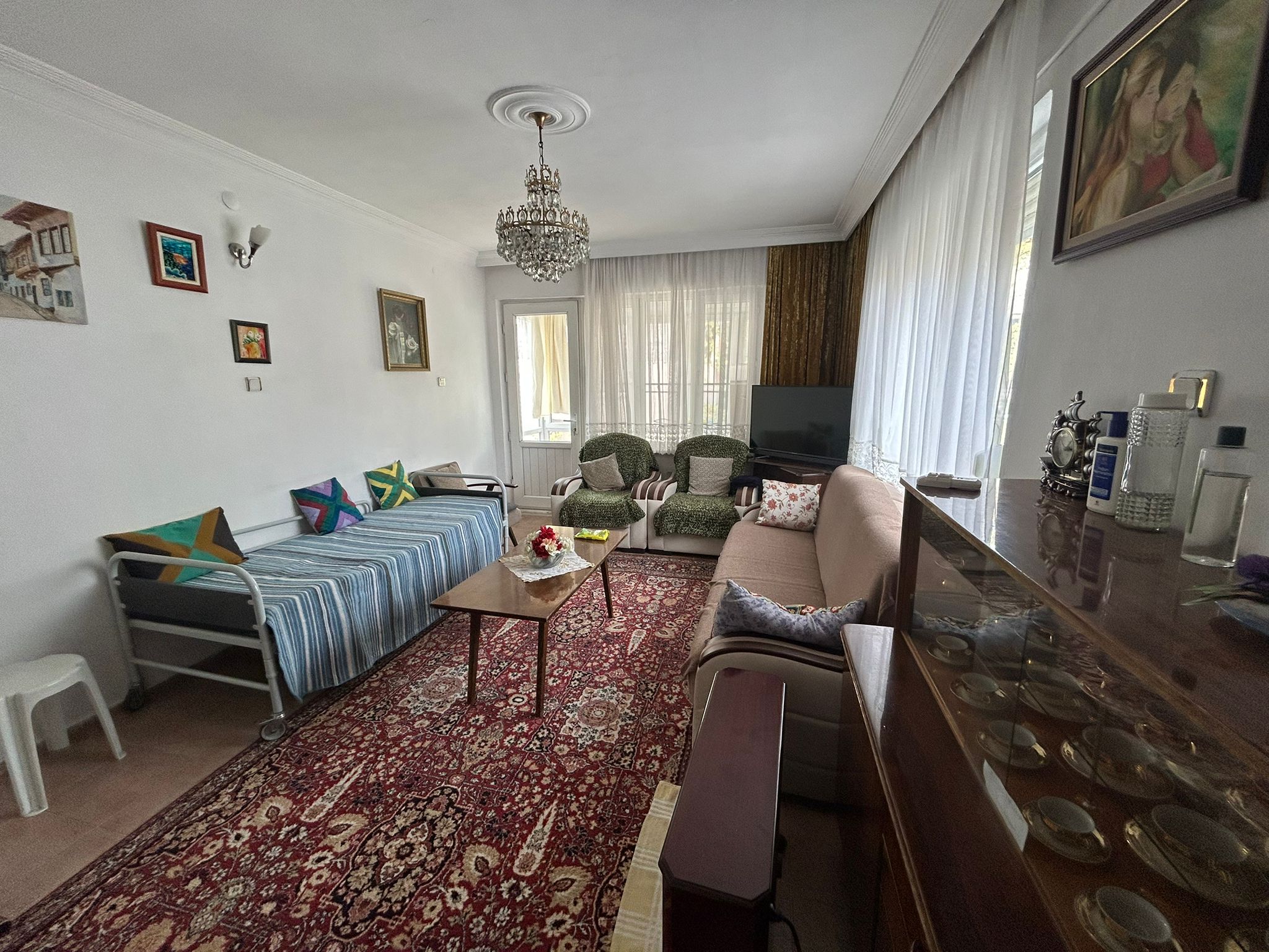 AKÇAY’IN KALBİNDE, DENİZE 100 METRE MESAFEDE 2+1 EŞYALI KİRALIK DAİRE!