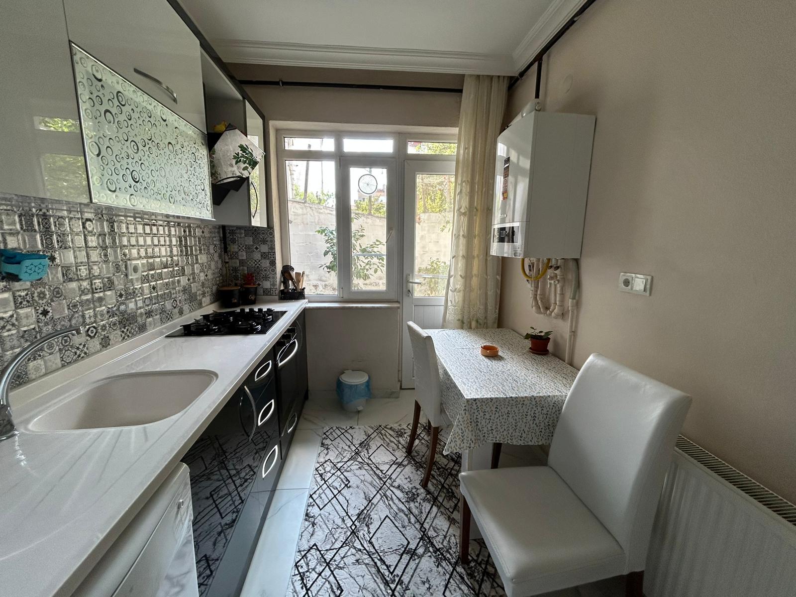 GAZİİLYAS MAHALLESİNDE EŞYALI BAHÇELİ KİRALIK 2+1 DAİRE