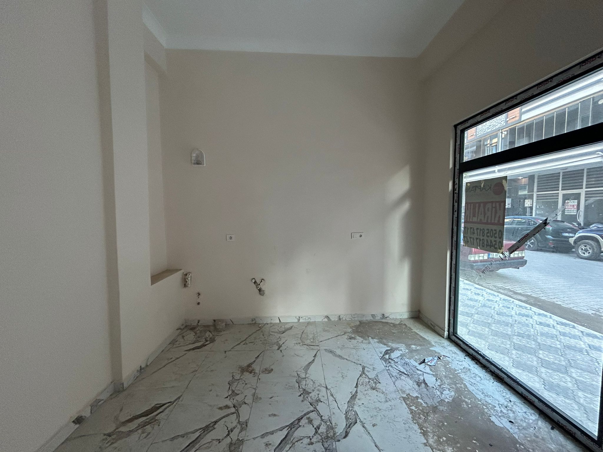 İnönü Caddesinde Kiralık 25 M2 Dükkan