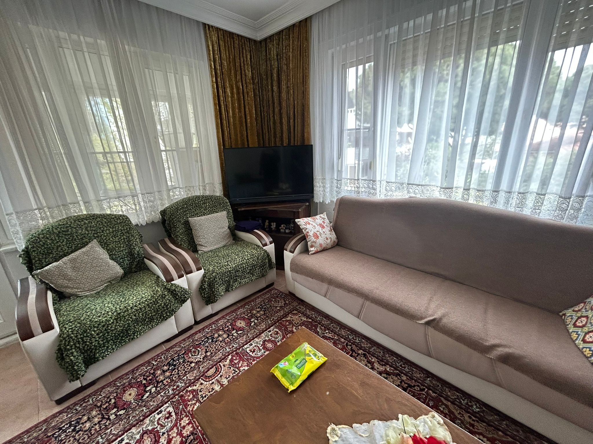 AKÇAY’IN KALBİNDE, DENİZE 100 METRE MESAFEDE 2+1 EŞYALI KİRALIK DAİRE!