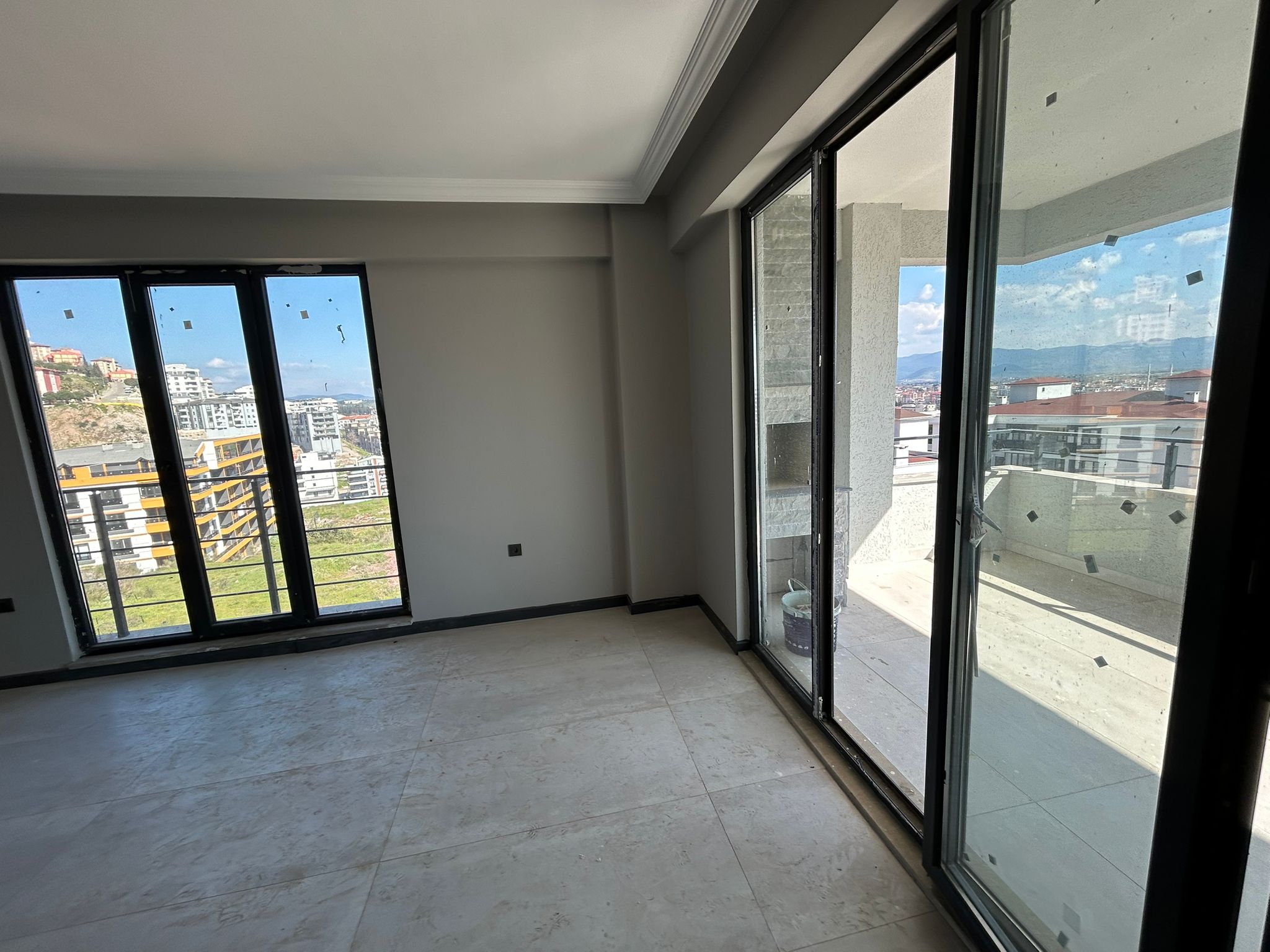 Edremit Atatürk Mahallesi’nde Eşsiz Deniz & Şehir Manzaralı 3+1 Lüks Kiralık Daire!