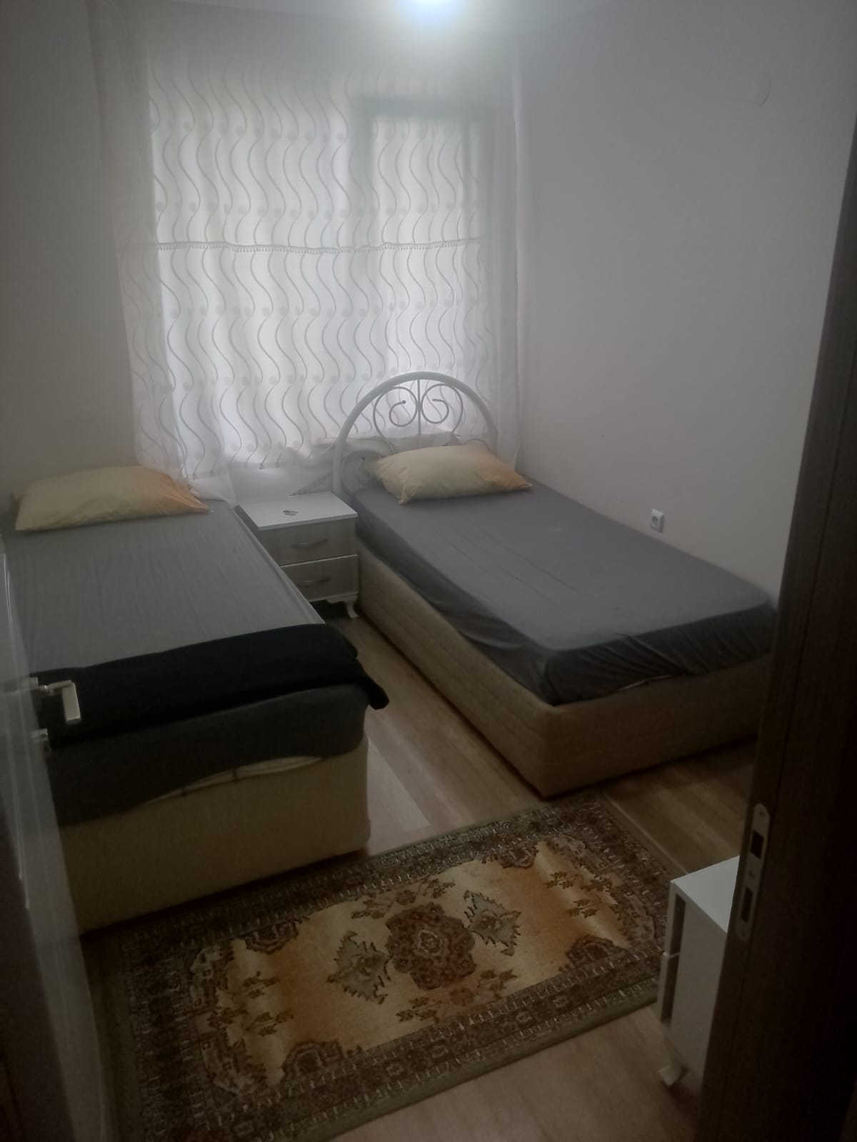 AKÇAY ALTINKUM'DA DENİZE 300 METRE EŞYALI 2+1 KİRALIK DAİRE (GÜNLÜK KİRALIK )