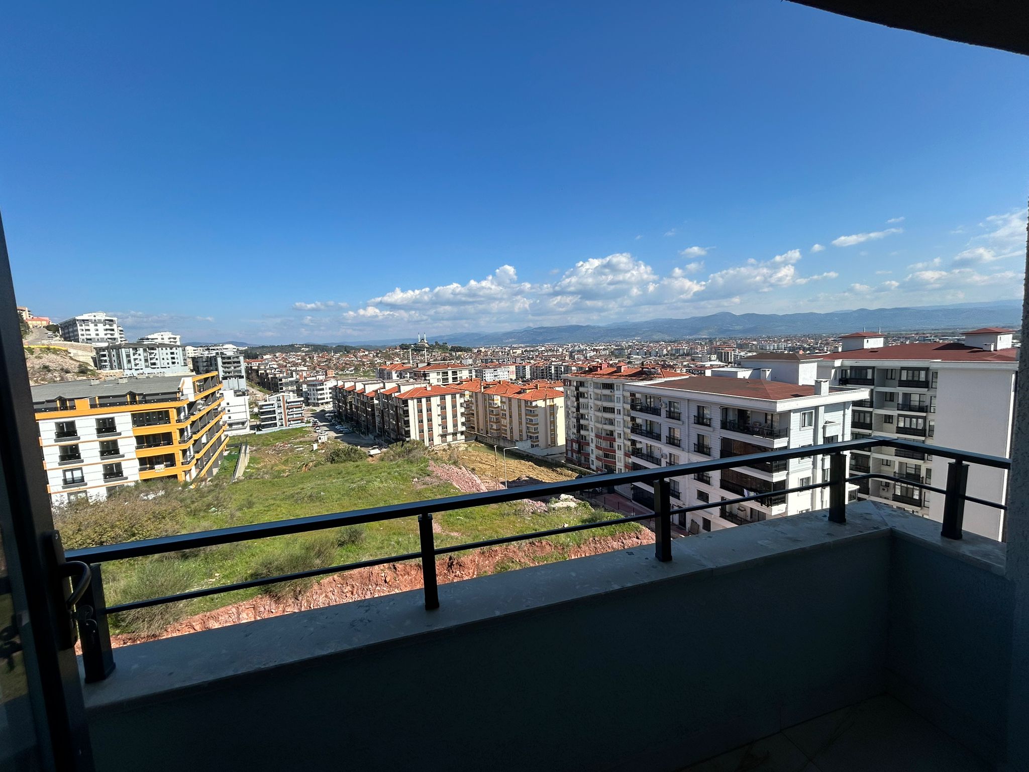 Edremit Atatürk Mahallesi’nde Eşsiz Deniz & Şehir Manzaralı 3+1 Lüks Kiralık Daire!