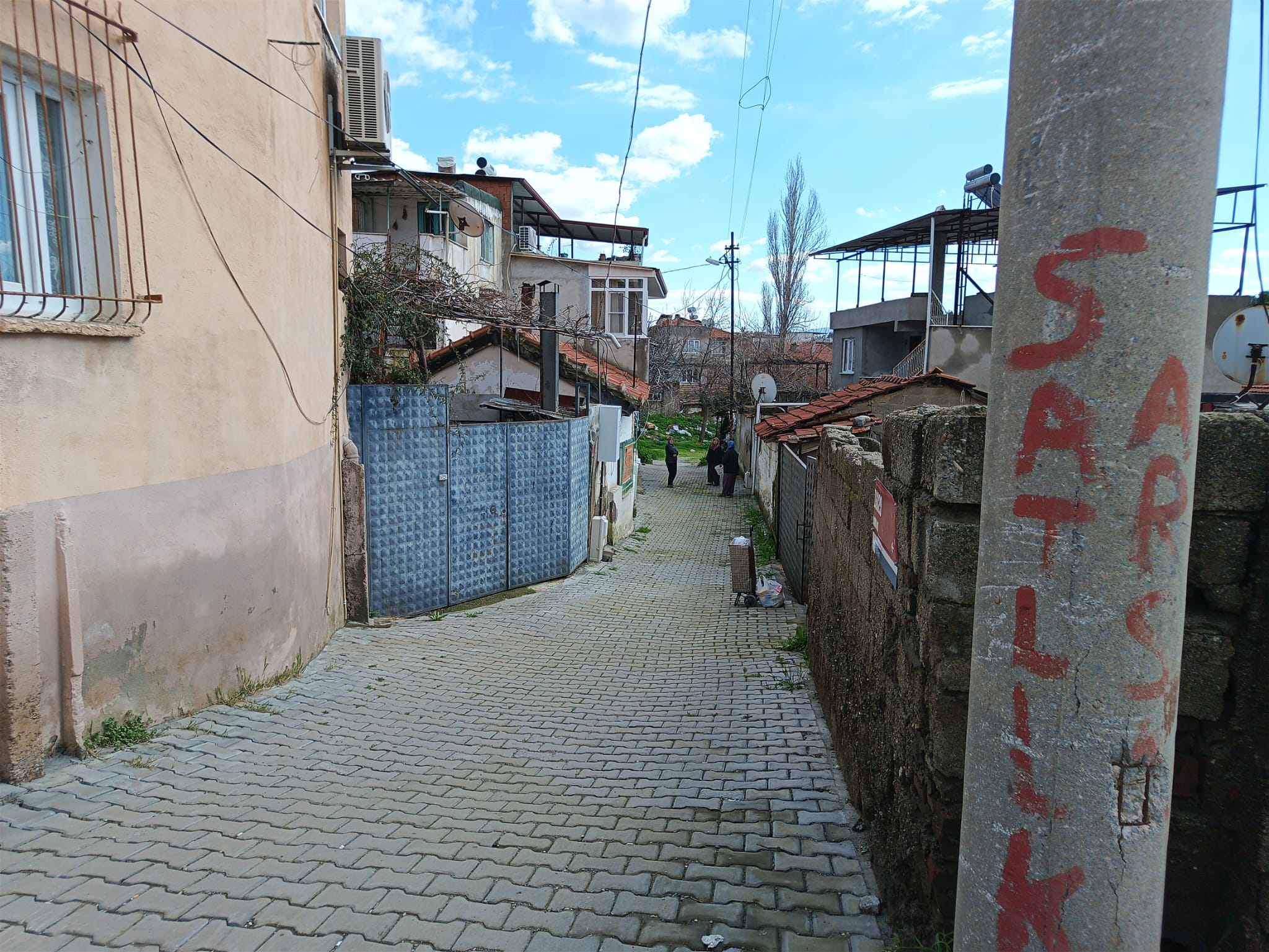 Edremit Hekimzade Mahallesinde Satılık Avlulu Kerpiç Ev