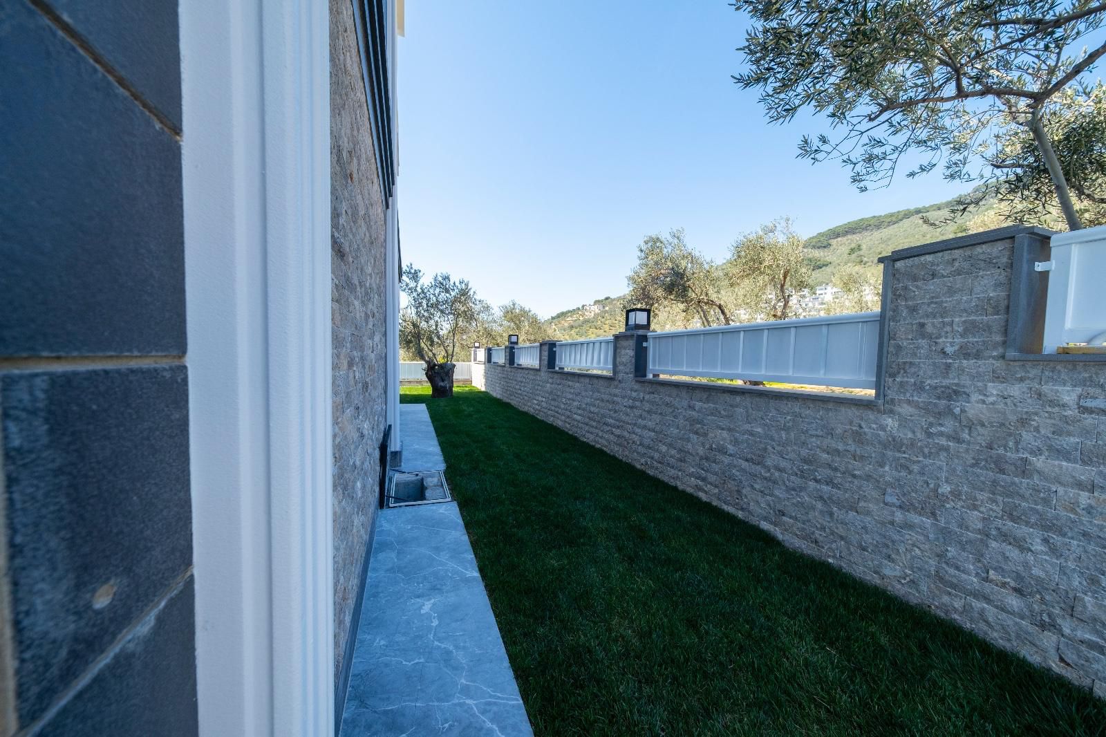 ALTINOLUK’TA 400 m² ARSA İÇERİSİNDE DENİZ VE DOĞA MANZARALI MÜSTAKİL LÜKS VİLLA