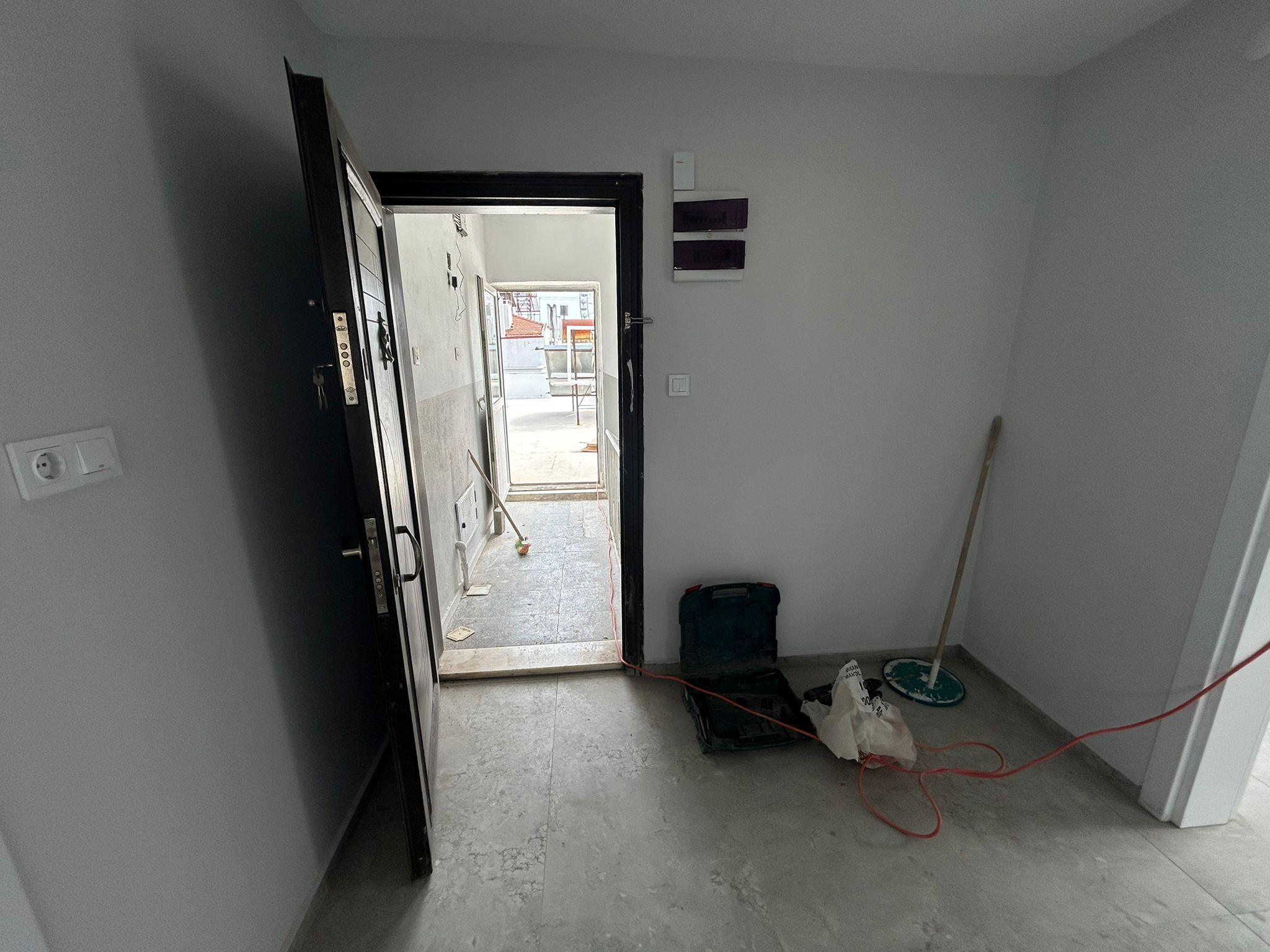 AKÇAY’DA DENİZE 100M – SIFIR YENİLENMİŞ 2+1 TERASLI KİRALIK DAİRE