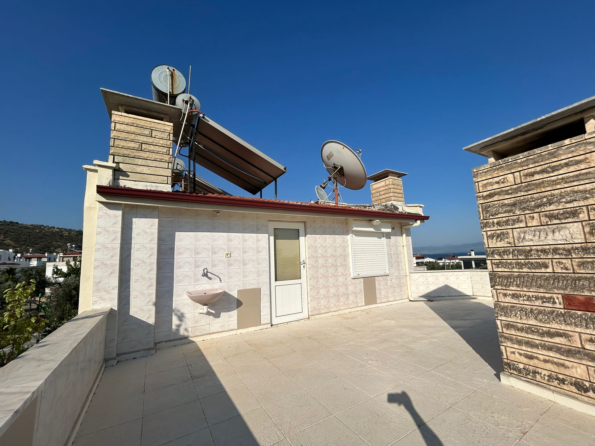 GÜRE'DE SİTE İÇERİSİNDE SATILIK 4+1 TRİPLEKS VİLLA