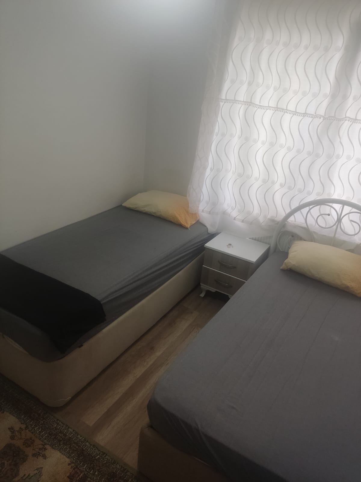 AKÇAY ALTINKUM'DA DENİZE 300 METRE EŞYALI 2+1 KİRALIK DAİRE (GÜNLÜK KİRALIK )