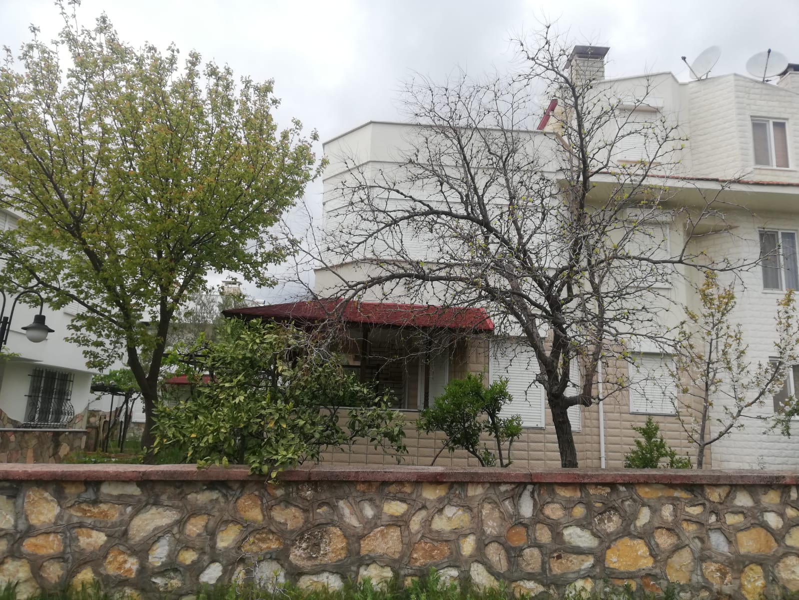 GÜRE'DE SİTE İÇERİSİNDE SATILIK 4+1 TRİPLEKS VİLLA