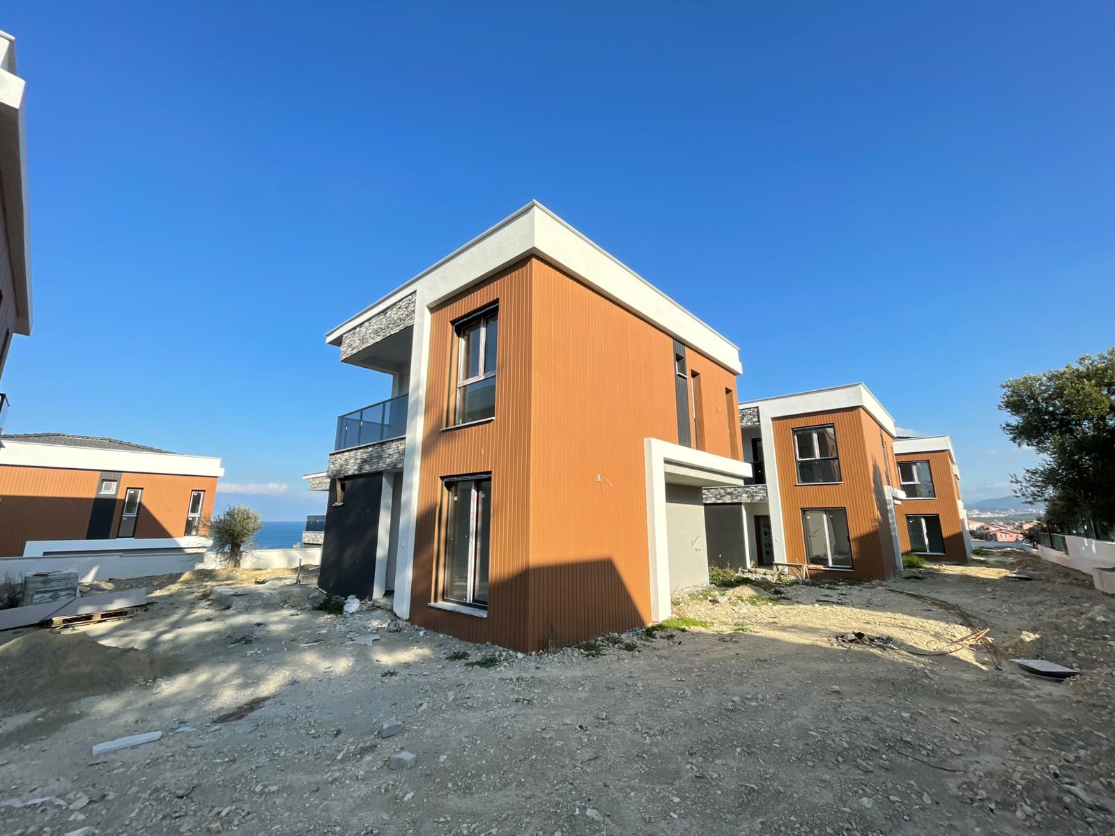 DENİZİ UYANDIĞINIZ AN GÖRÜN! KARAAĞAÇ SAHİLDE ÖZEL HAVUZLU 4+1 VİLLA