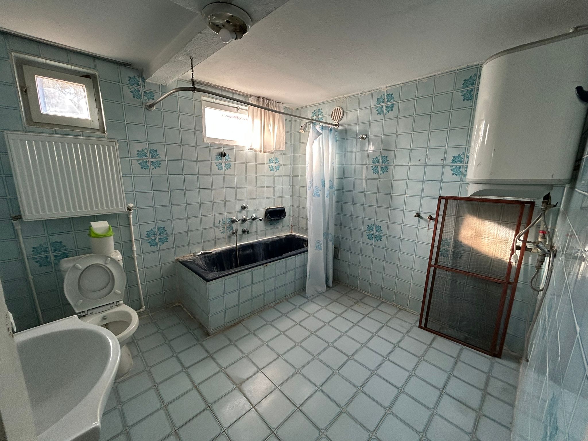 EDREMİT ESKİ BAYRAM YERİ YAKININDA MÜSTAKİL – EŞYALI – 3+1 – KİRALIK EV