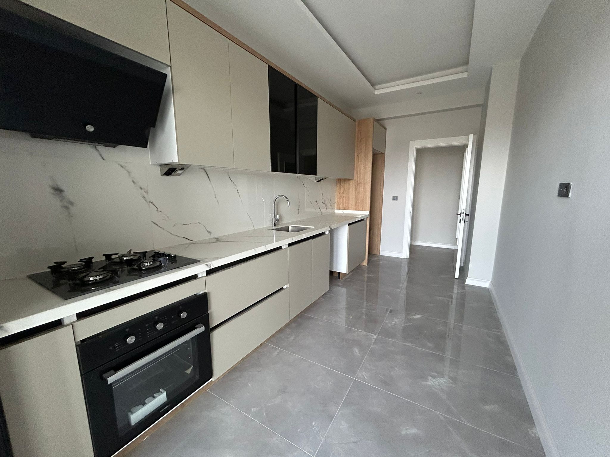 KADIKÖY’DE ÖZEL KÖRFEZ HASTANESİ YANI SATILIK 3+1 ARAKAT DAİRE