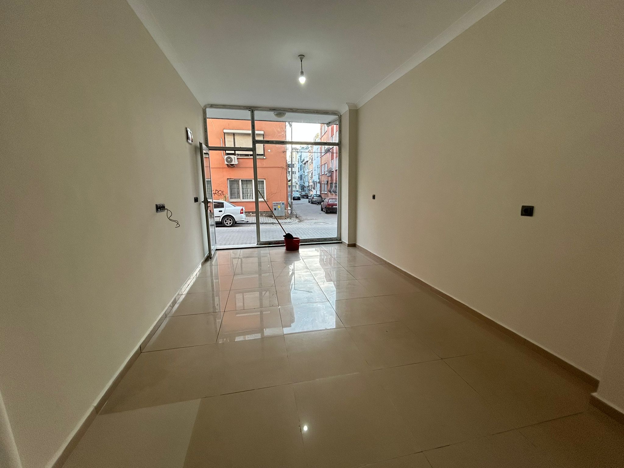 Cadde Üzerinde Satılık Dükkan