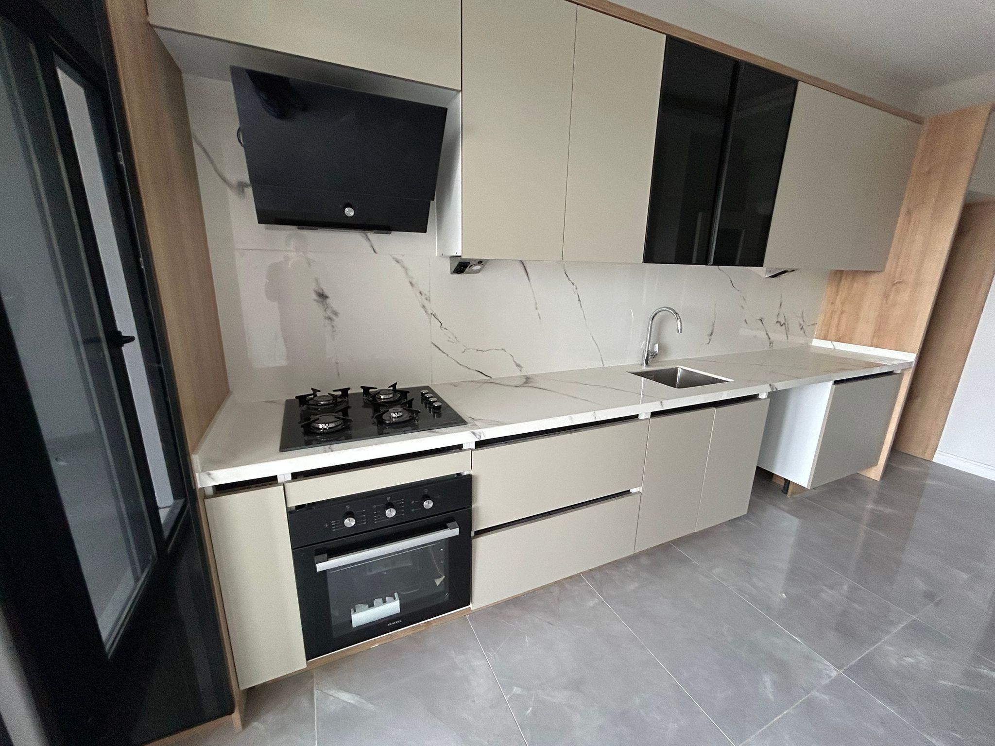 KADIKÖY’DE ÖZEL KÖRFEZ HASTANESİ YANI SATILIK 3+1 ARAKAT DAİRE