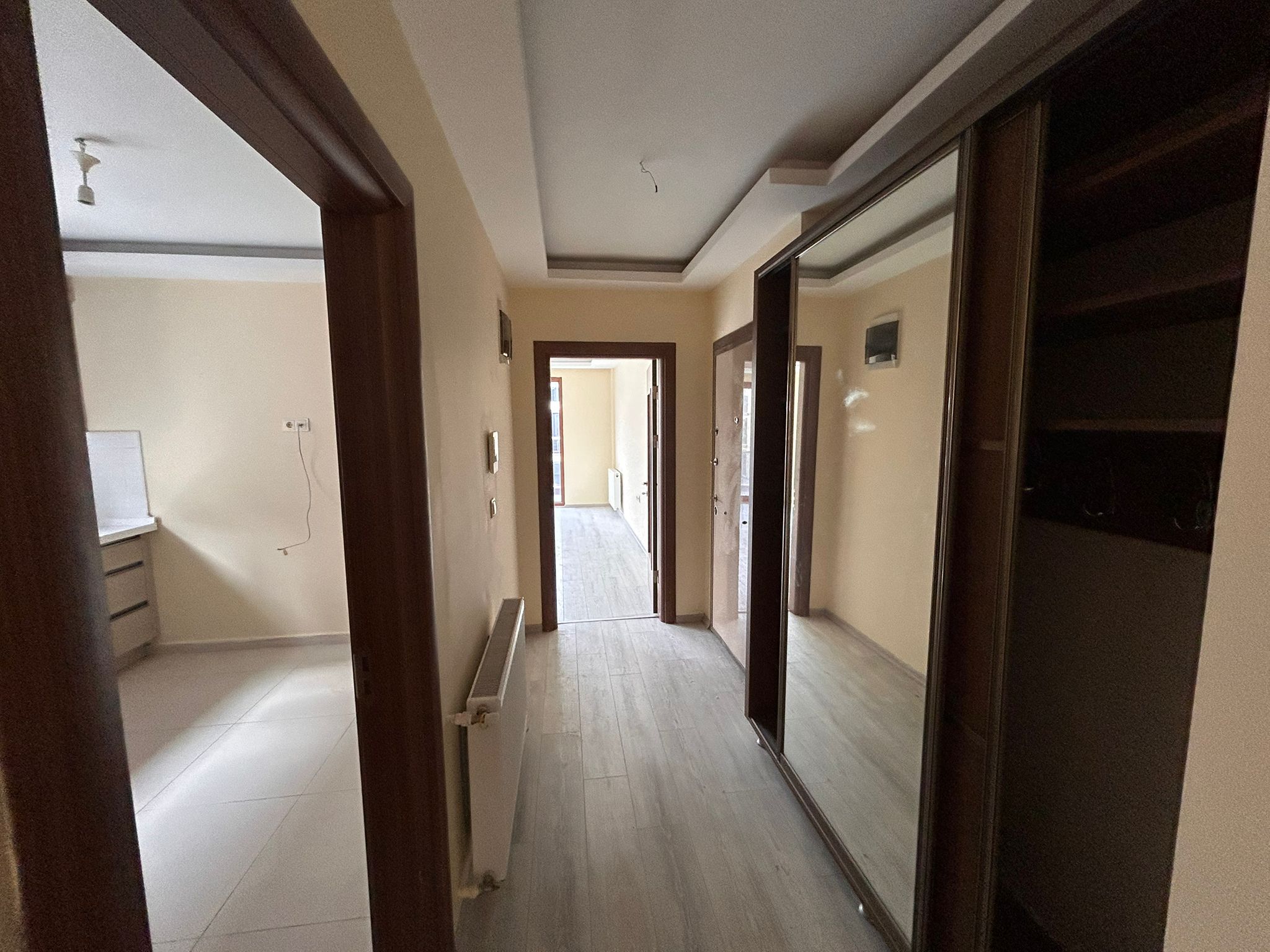 AKÇAY İKİZÇAY MAHALLESİNDE SATILIK ARA KAT 3+1 LÜKS DAİRE (EİDS NO. 1001423)