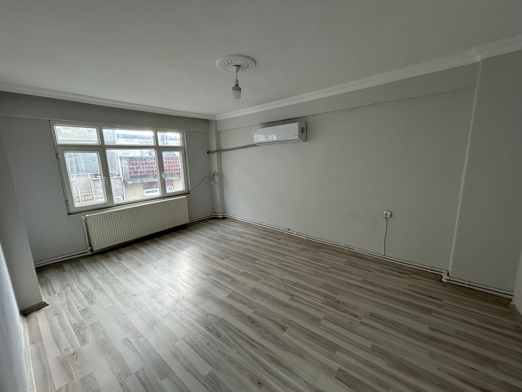 CUMHURİYET MAHALLESİ İNÖNÜ CADDESİNDE KOMANDO TUGAYINA 200 METRE 3+1 KİRALIK DAİRE