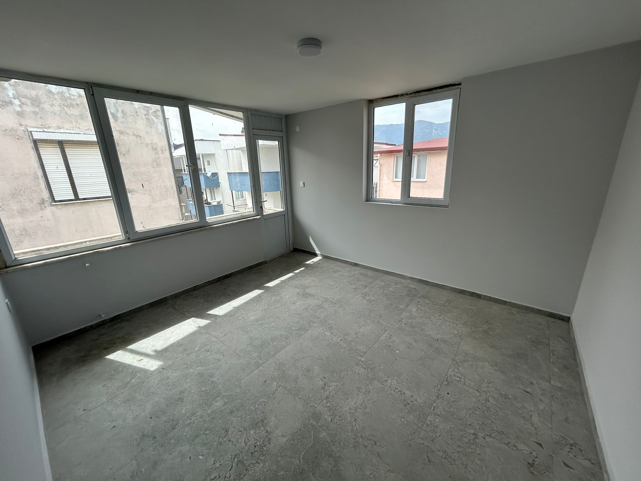 AKÇAY’DA DENİZE 100M – SIFIR YENİLENMİŞ 2+1 TERASLI KİRALIK DAİRE