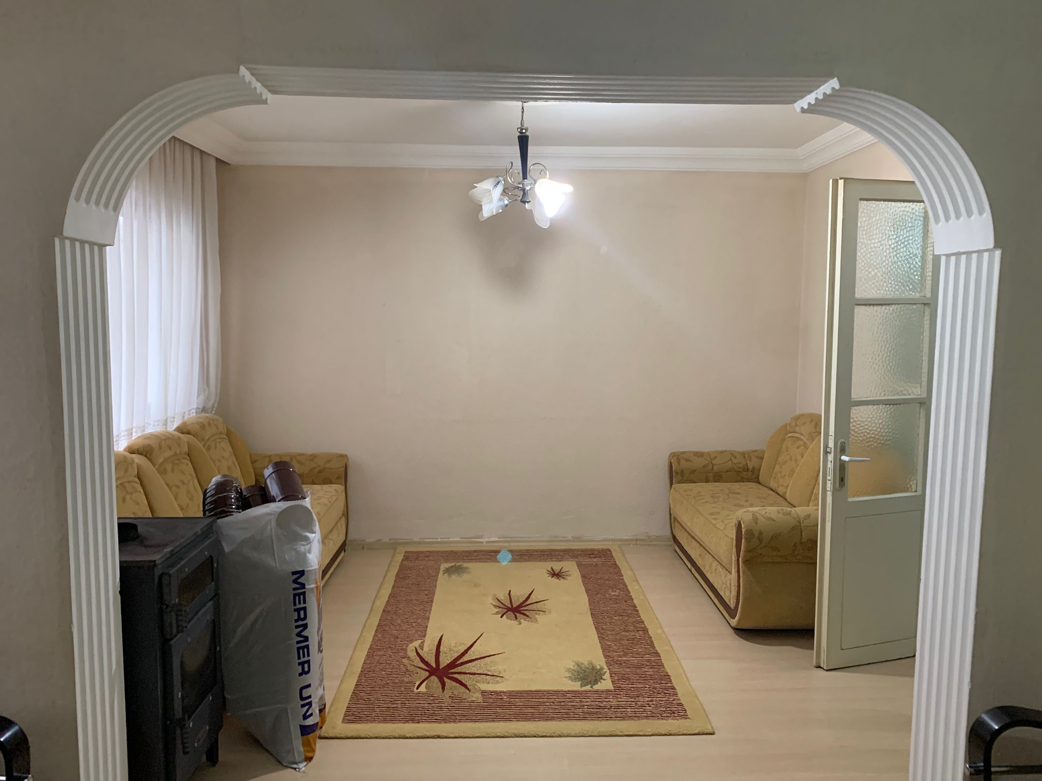 BALIKESİR EDREMİT GAZİİLYAS MAHALLESİNDE KİRALIK 2+1 EŞYALI BAHÇELİ DAİRE