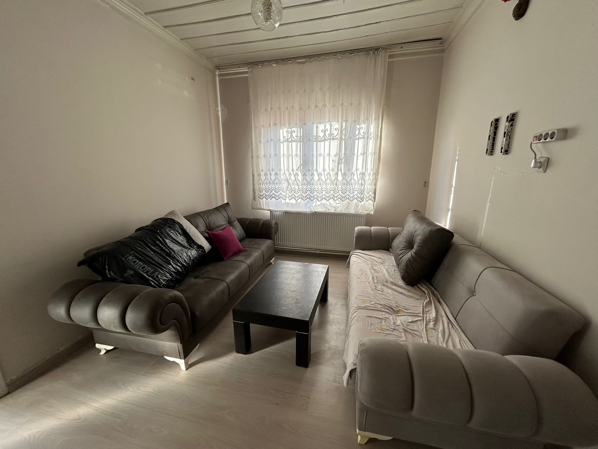 EDREMİT ESKİ BAYRAM YERİ YAKININDA MÜSTAKİL – EŞYALI – 3+1 – KİRALIK EV