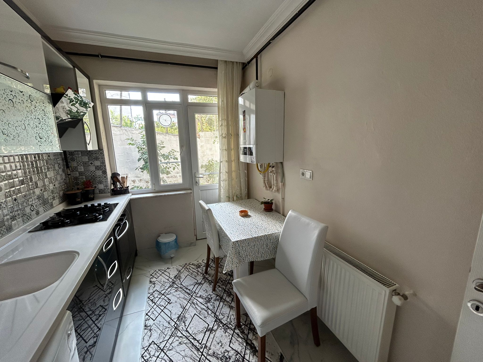 GAZİİLYAS MAHALLESİNDE EŞYALI BAHÇELİ KİRALIK 2+1 DAİRE