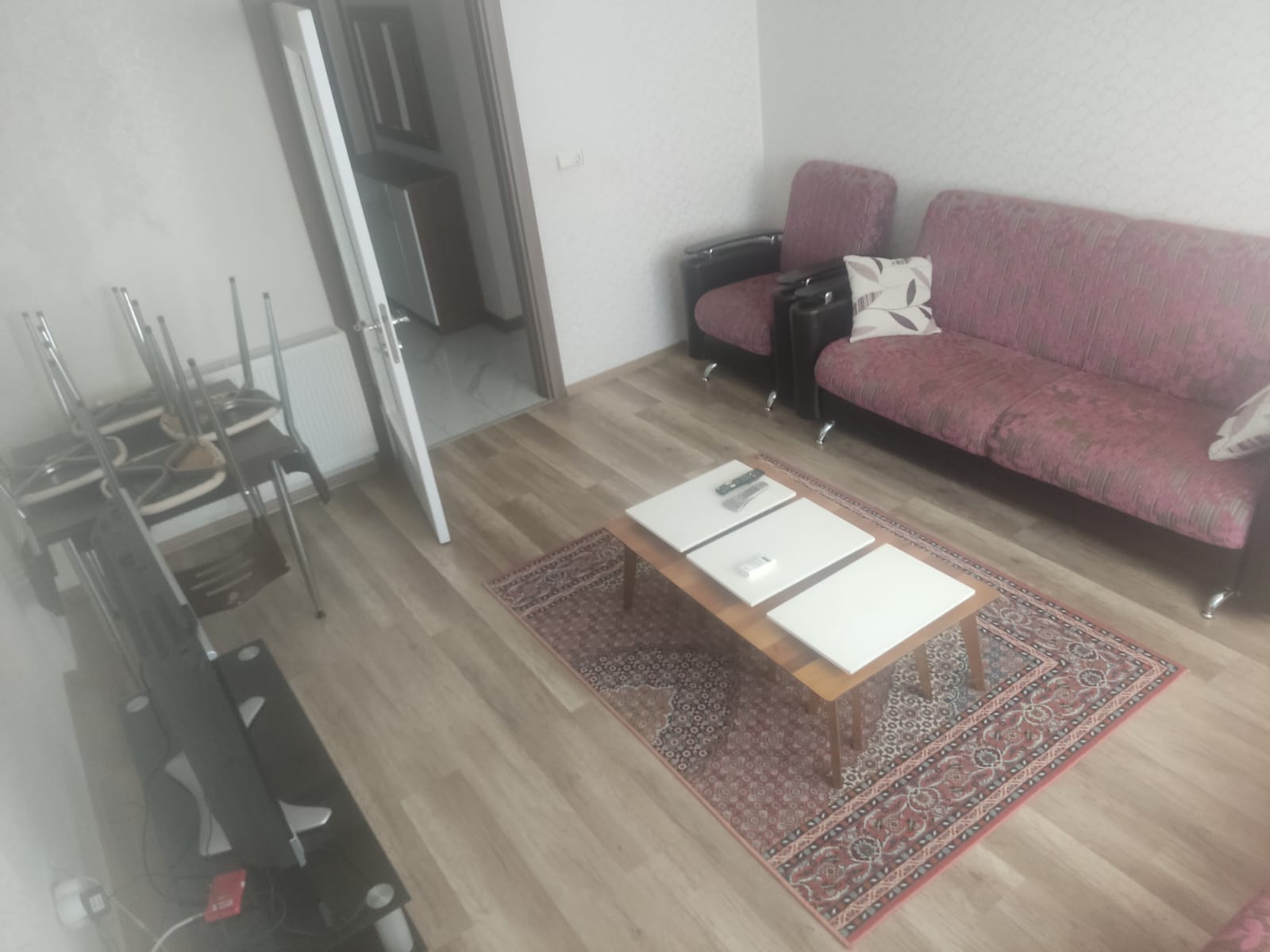 AKÇAY ALTINKUM'DA DENİZE 300 METRE EŞYALI 2+1 KİRALIK DAİRE (GÜNLÜK KİRALIK )