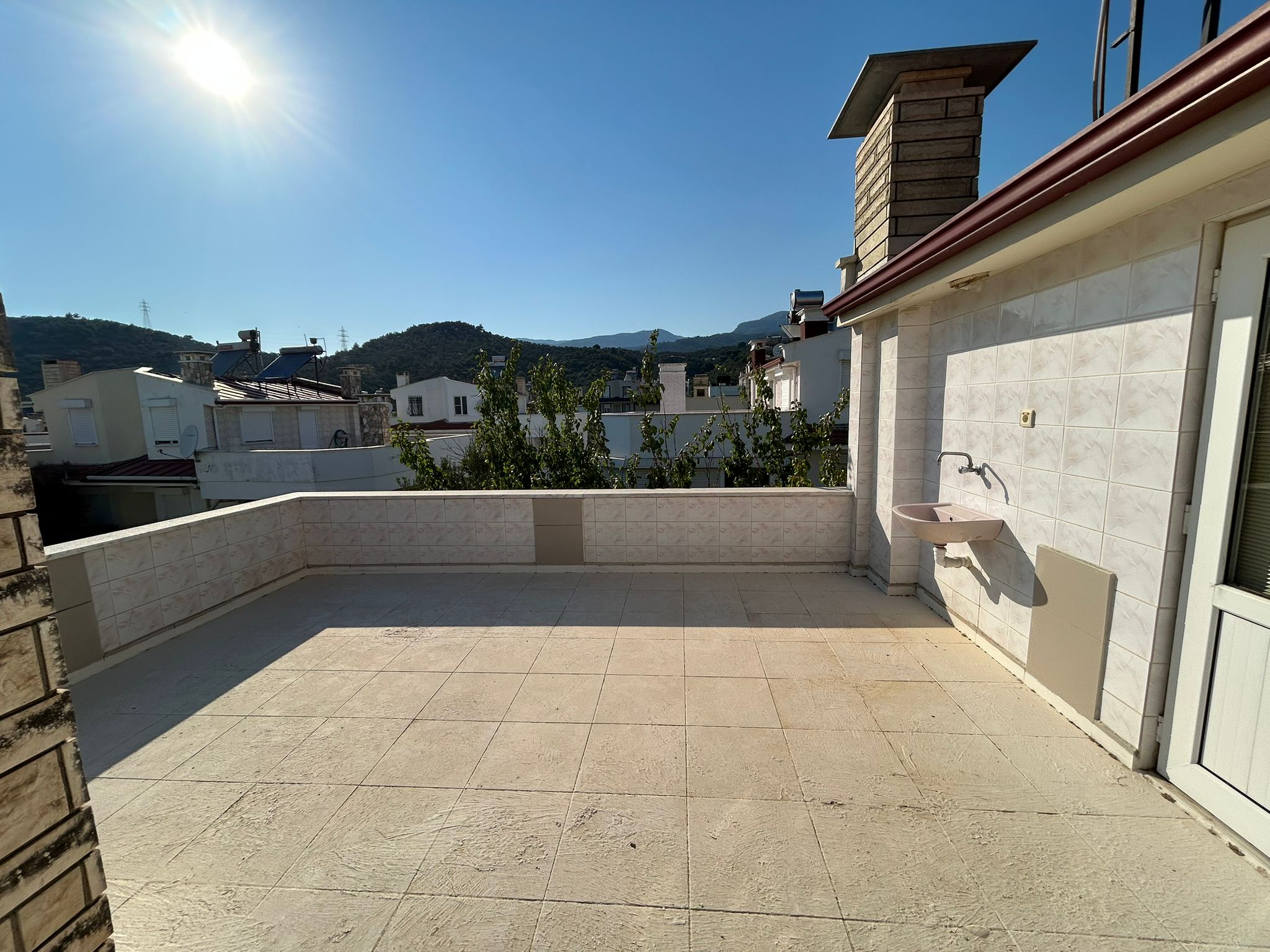 GÜRE'DE SİTE İÇERİSİNDE SATILIK 4+1 TRİPLEKS VİLLA