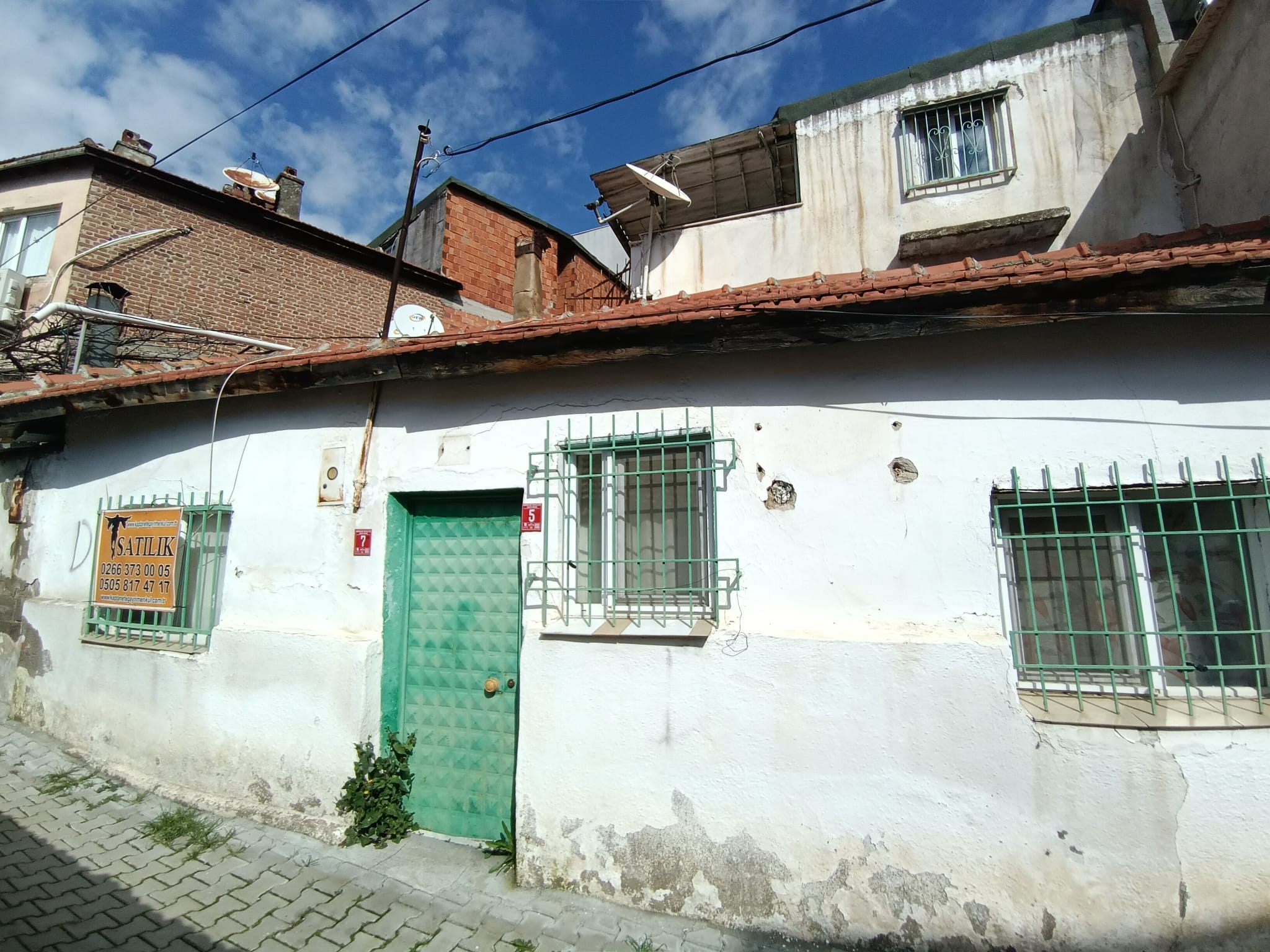 Edremit Hekimzade Mahallesinde Satılık Avlulu Kerpiç Ev