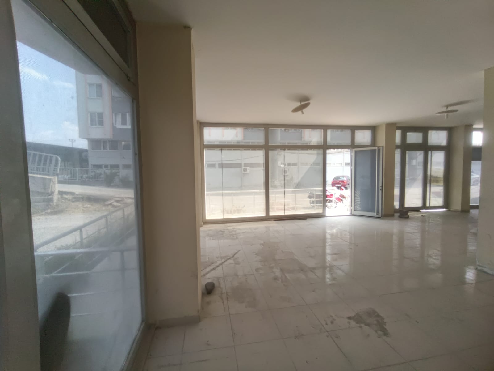 EDREMİT GAZİCELAL’DE KÖŞE KONUMDA 150 m² KİRALIK DÜKKAN