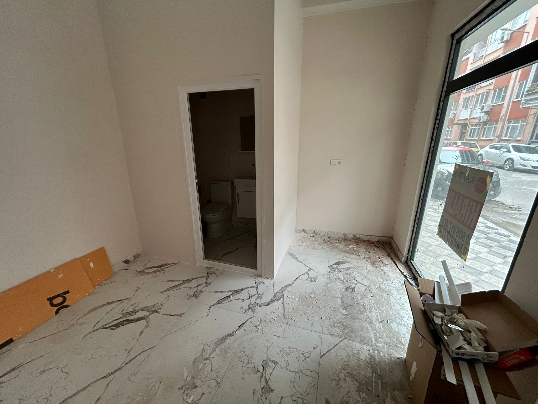 İnönü Caddesinde Kiralık 25 M2 Dükkan