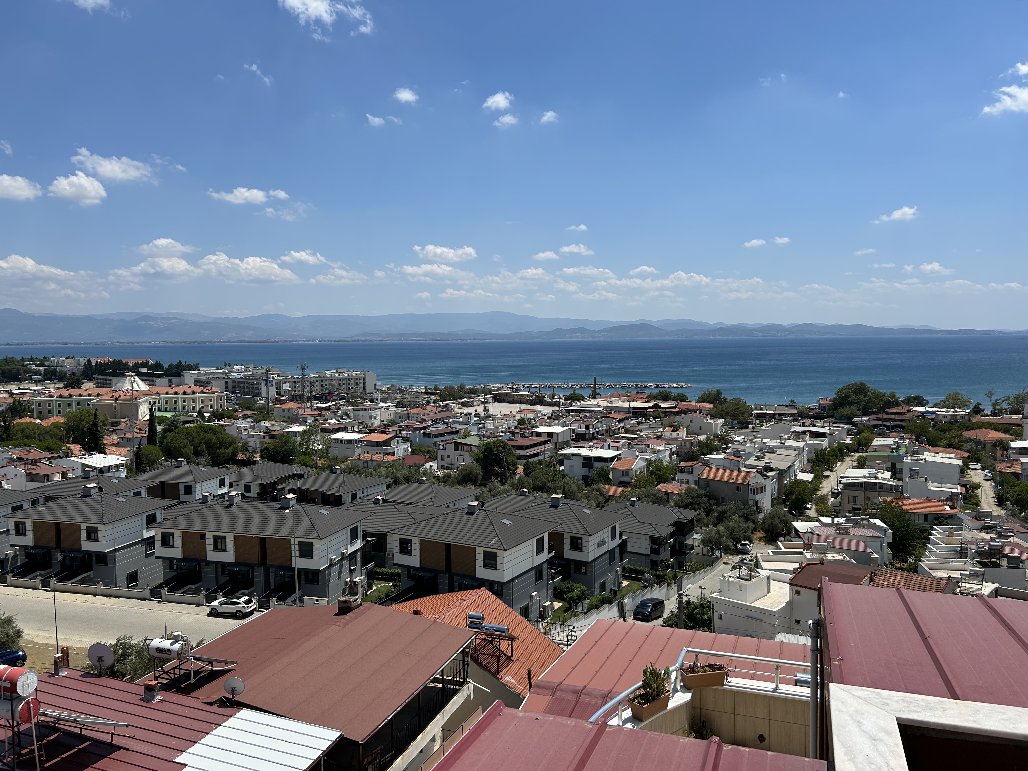 BALIKESİR EDREMİT GÜRE’DE KOMPLE SATILIK SIFIR APARTMAN – DENİZE 250M, EŞSİZ MANZARA!