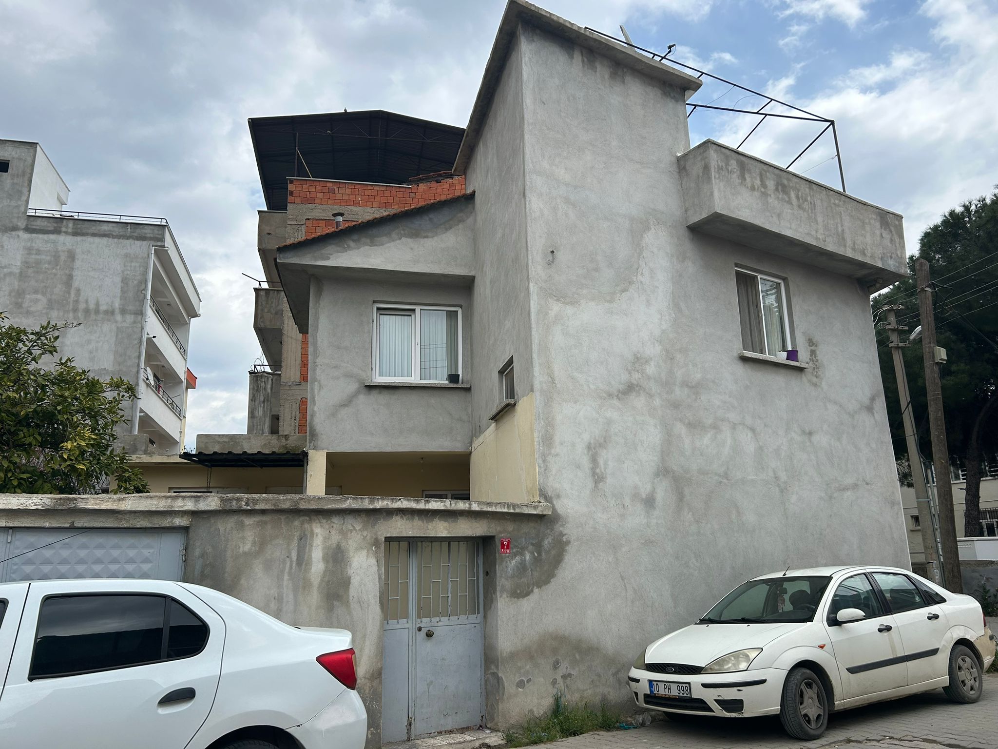 EDREMİT TUZCUMURAT’TA SATILIK MÜSTAKİL 2 KATLI EV – KÖŞE PARSEL, TERASLI, OTOPARKLI!