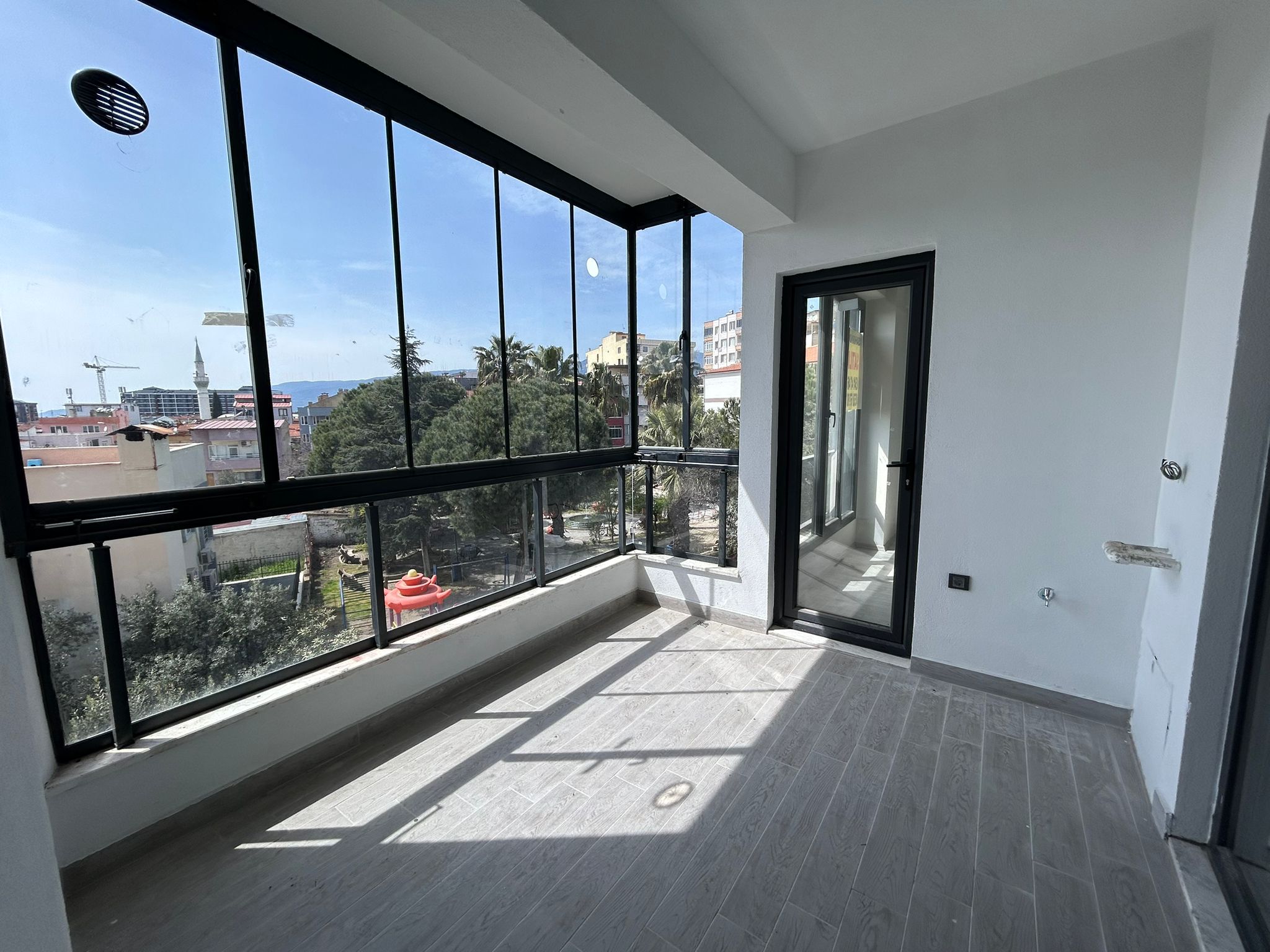 KADIKÖY’DE ÖZEL KÖRFEZ HASTANESİ YANI SATILIK 3+1 ARAKAT DAİRE