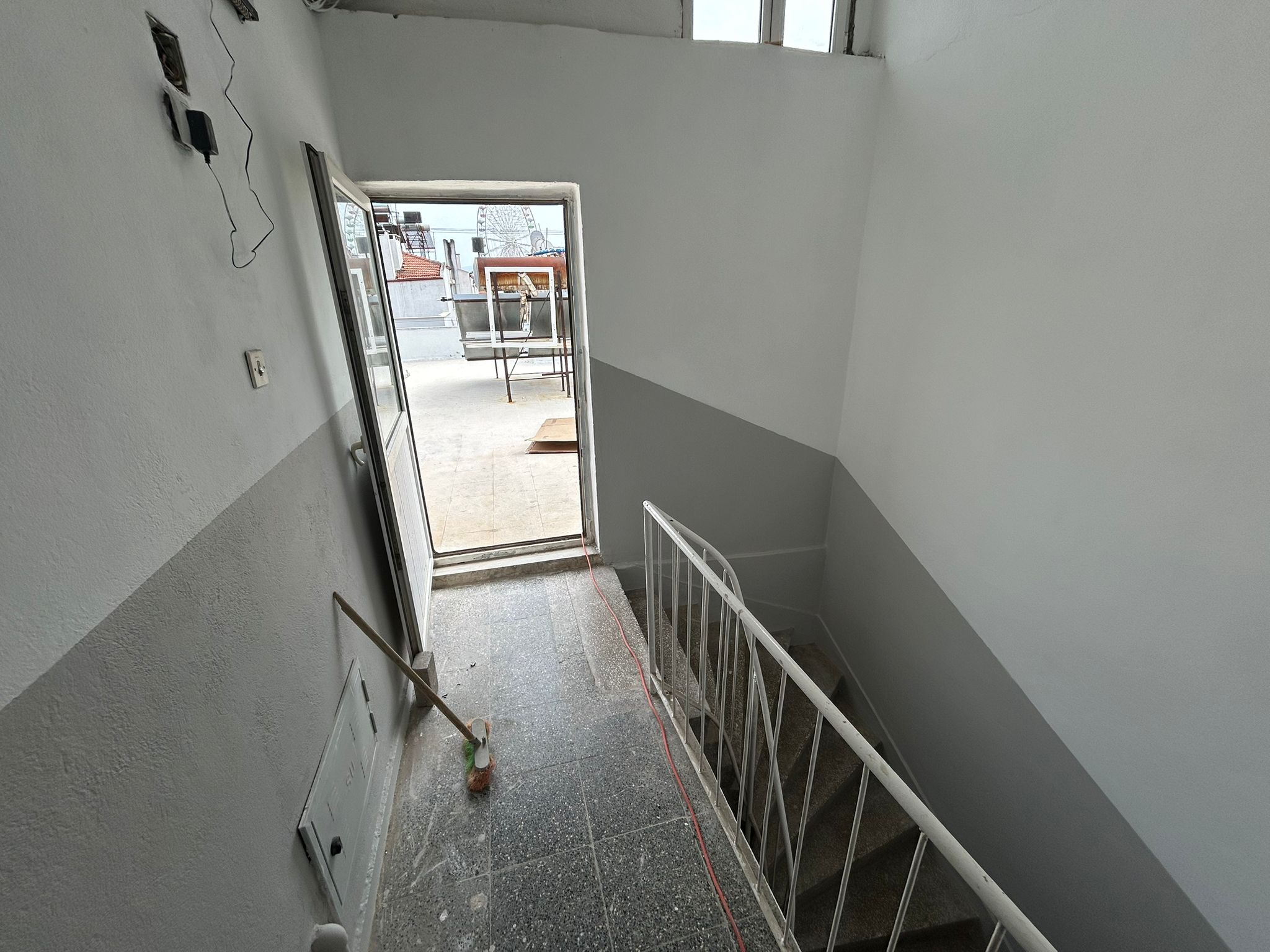 AKÇAY’DA DENİZE 100M – SIFIR YENİLENMİŞ 2+1 TERASLI KİRALIK DAİRE