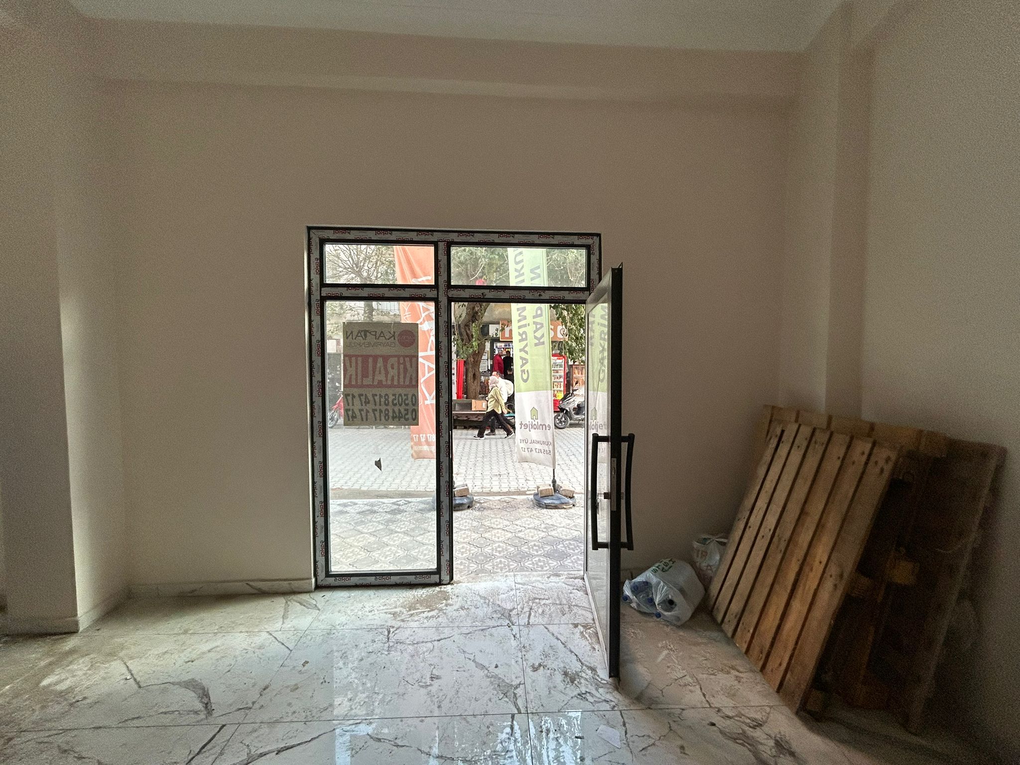 İnönü Caddesinde Kiralık 25 M2 Dükkan