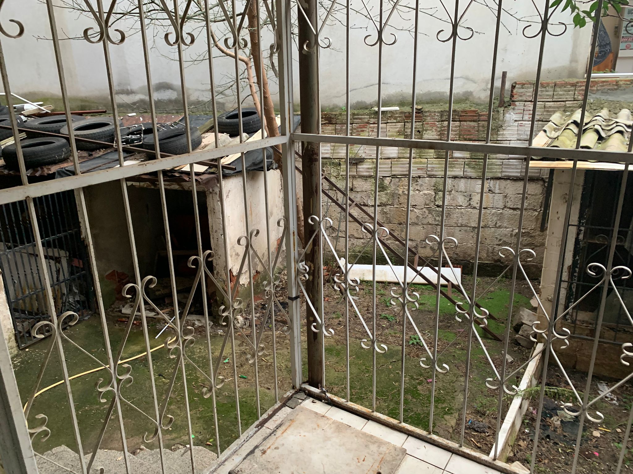 BALIKESİR EDREMİT GAZİİLYAS MAHALLESİNDE KİRALIK 2+1 EŞYALI BAHÇELİ DAİRE