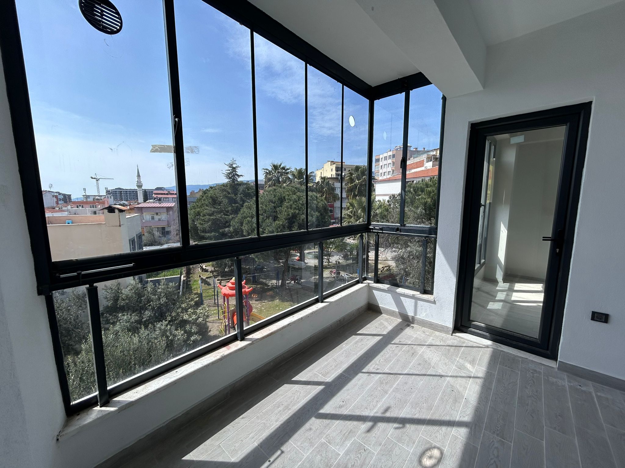 KADIKÖY’DE ÖZEL KÖRFEZ HASTANESİ YANI SATILIK 3+1 ARAKAT DAİRE