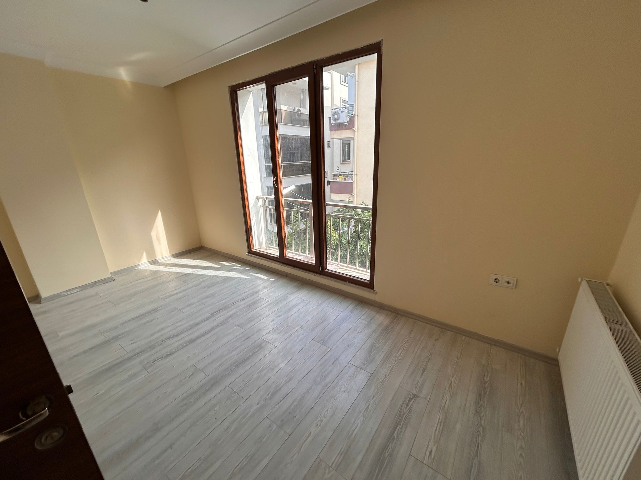AKÇAY İKİZÇAY MAHALLESİNDE SATILIK ARA KAT 3+1 LÜKS DAİRE (EİDS NO. 1001423)