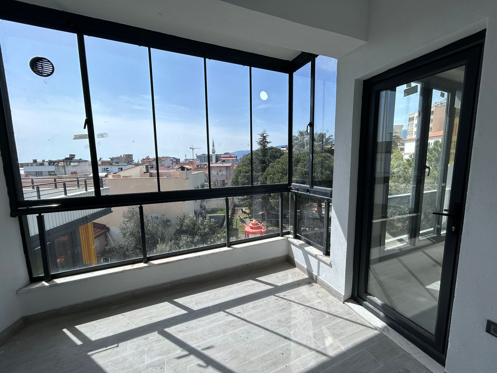 KADIKÖY’DE ÖZEL KÖRFEZ HASTANESİ YANI SATILIK 3+1 ARAKAT DAİRE