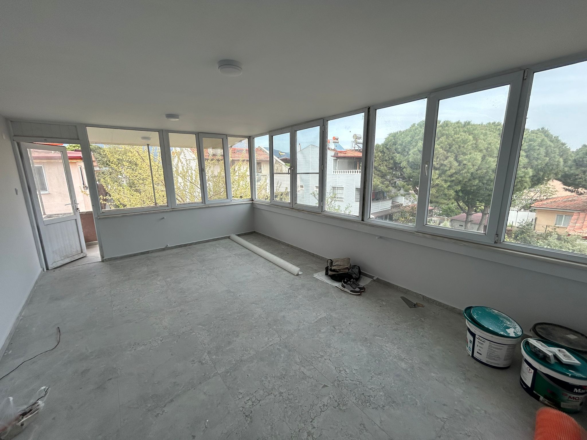 AKÇAY’DA DENİZE 100M – SIFIR YENİLENMİŞ 2+1 TERASLI KİRALIK DAİRE