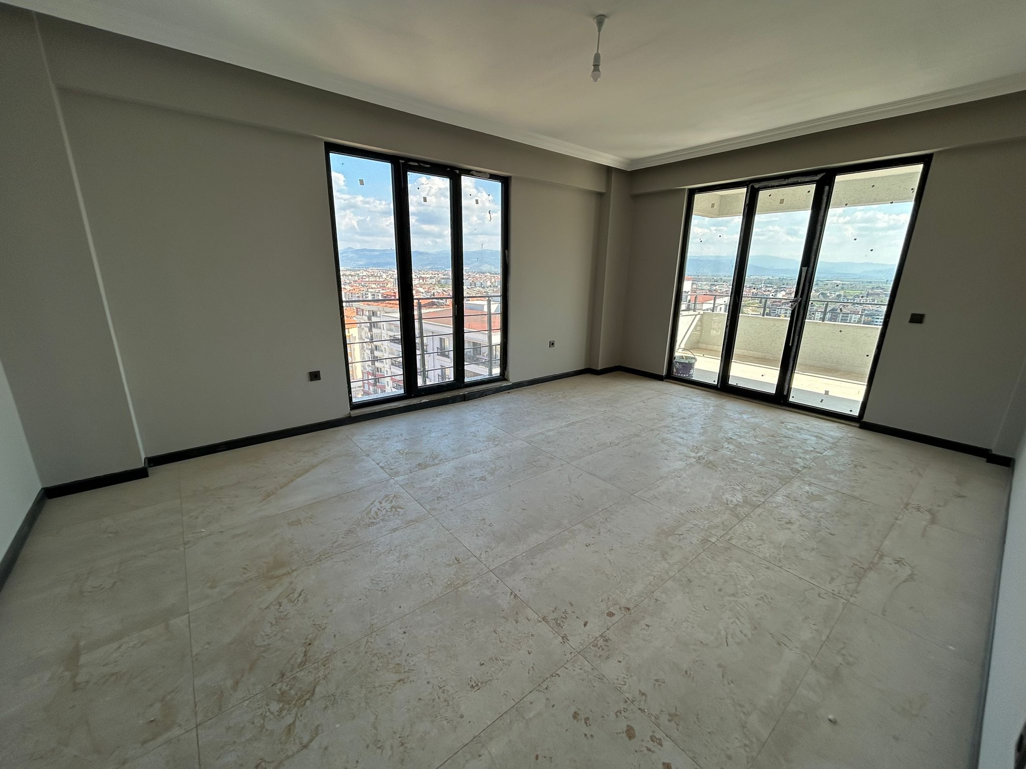 Edremit Atatürk Mahallesi’nde Eşsiz Deniz & Şehir Manzaralı 3+1 Lüks Kiralık Daire!