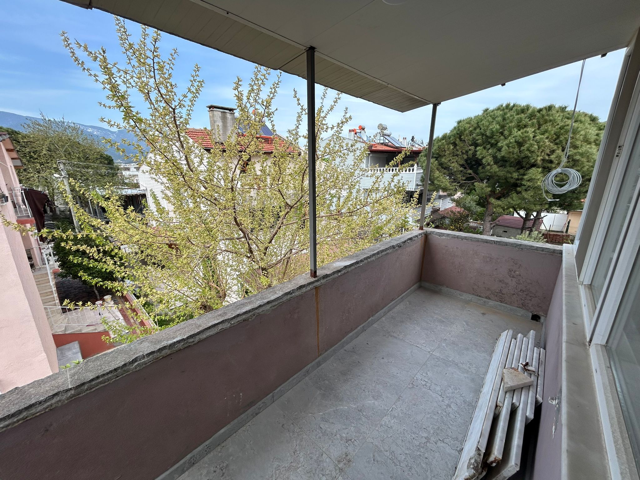 AKÇAY’DA DENİZE 100M – SIFIR YENİLENMİŞ 2+1 TERASLI KİRALIK DAİRE