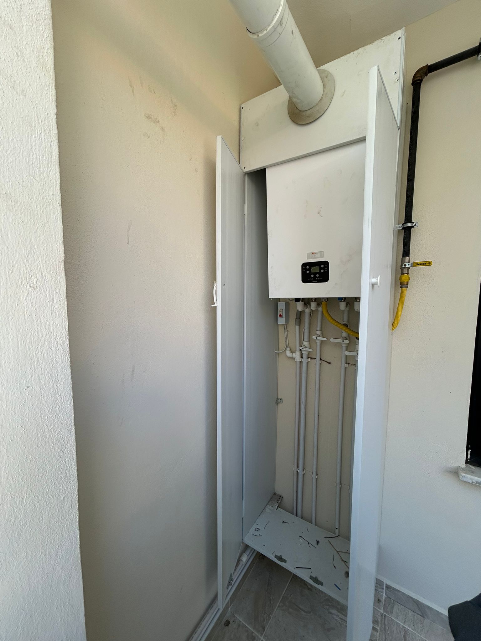 GAZİİLYAS'DA TUGAYA 300 M. KİRALIK 2+1 DAİRE (3 NUMARA)