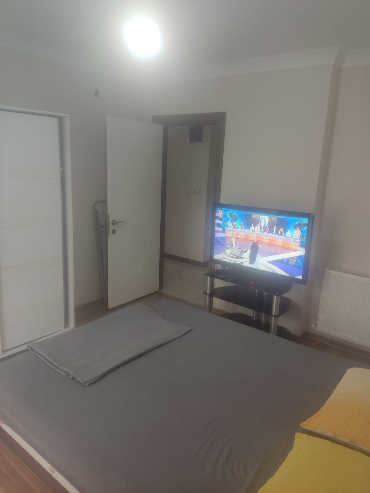 AKÇAY ALTINKUM'DA DENİZE 300 METRE EŞYALI 2+1 KİRALIK DAİRE (GÜNLÜK KİRALIK )