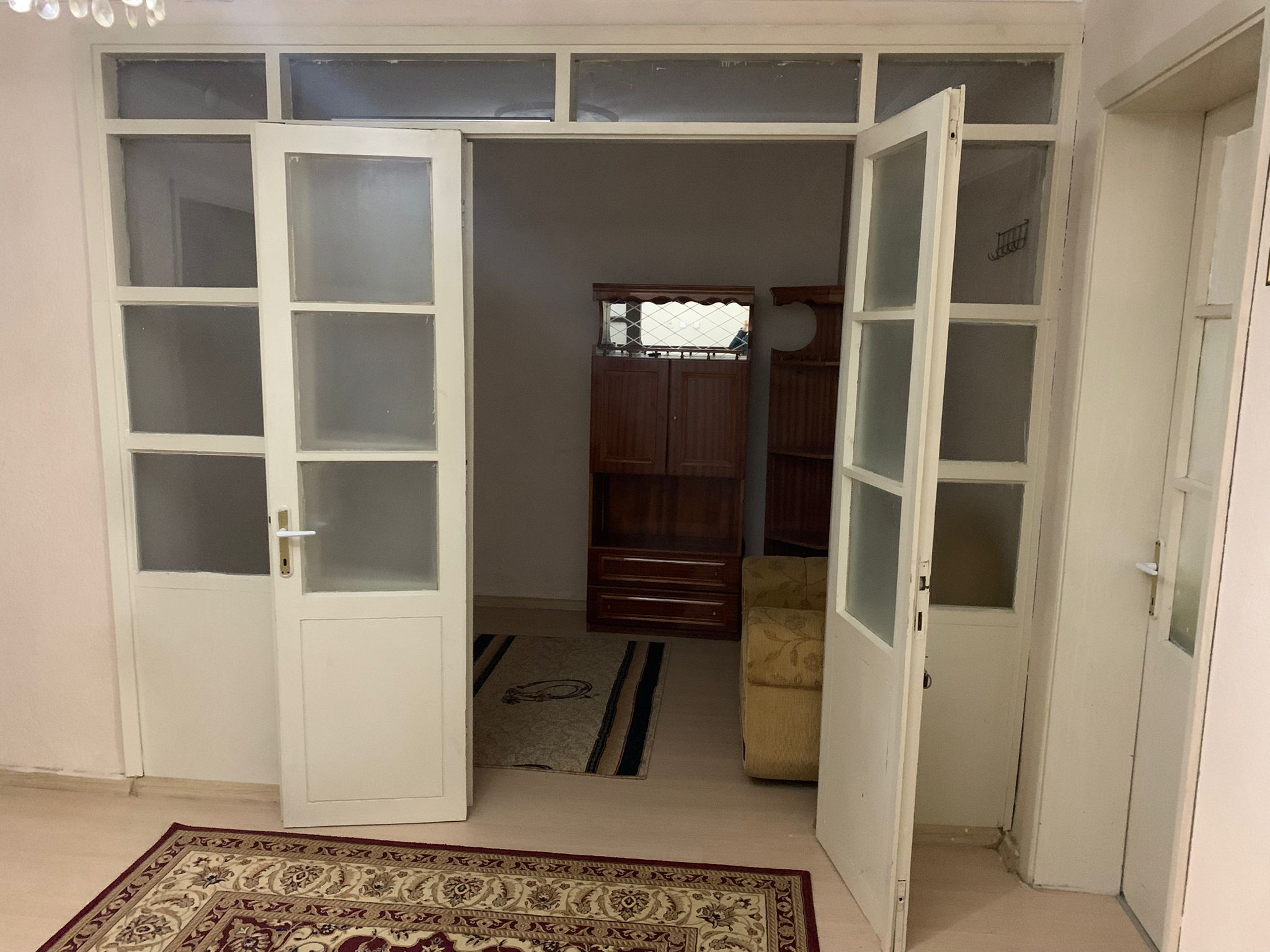 BALIKESİR EDREMİT GAZİİLYAS MAHALLESİNDE KİRALIK 2+1 EŞYALI BAHÇELİ DAİRE