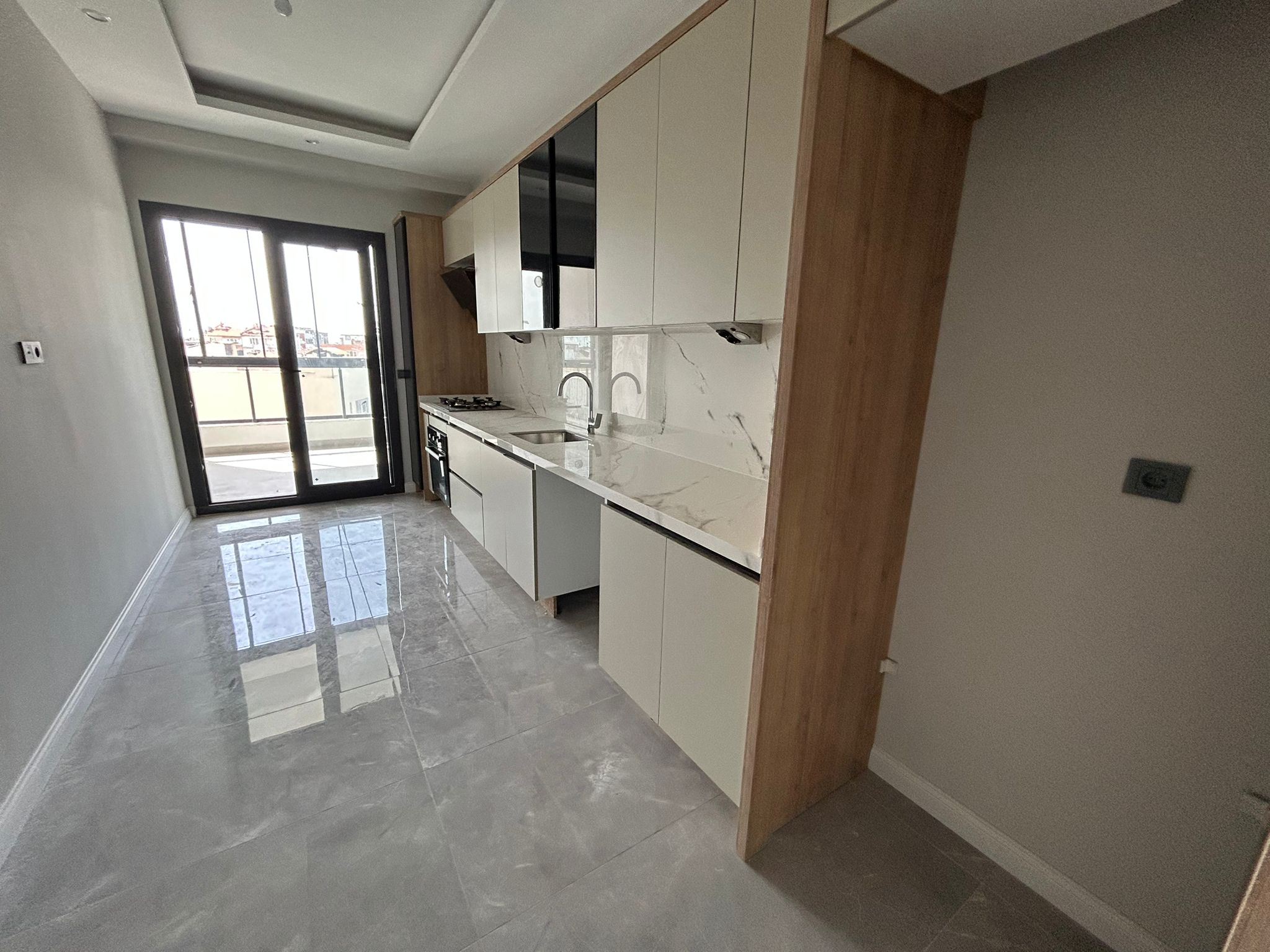 KADIKÖY’DE ÖZEL KÖRFEZ HASTANESİ YANI SATILIK 3+1 ARAKAT DAİRE