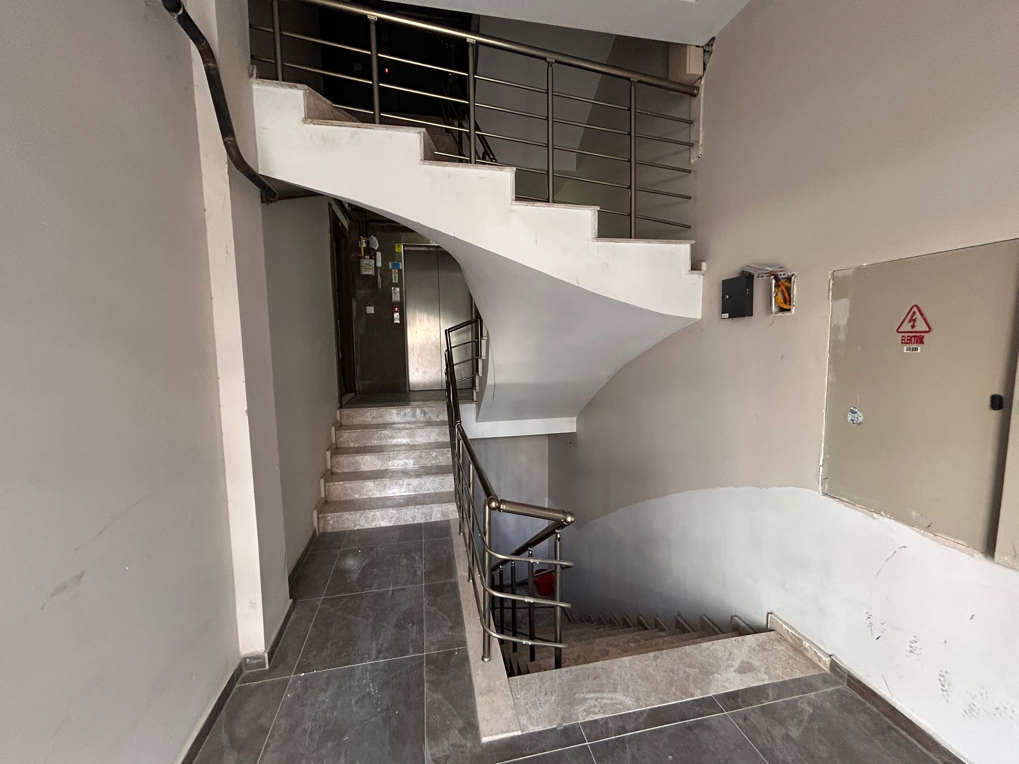 AKÇAY İKİZÇAY MAHALLESİNDE SATILIK ARA KAT 3+1 LÜKS DAİRE (EİDS NO. 1001423)