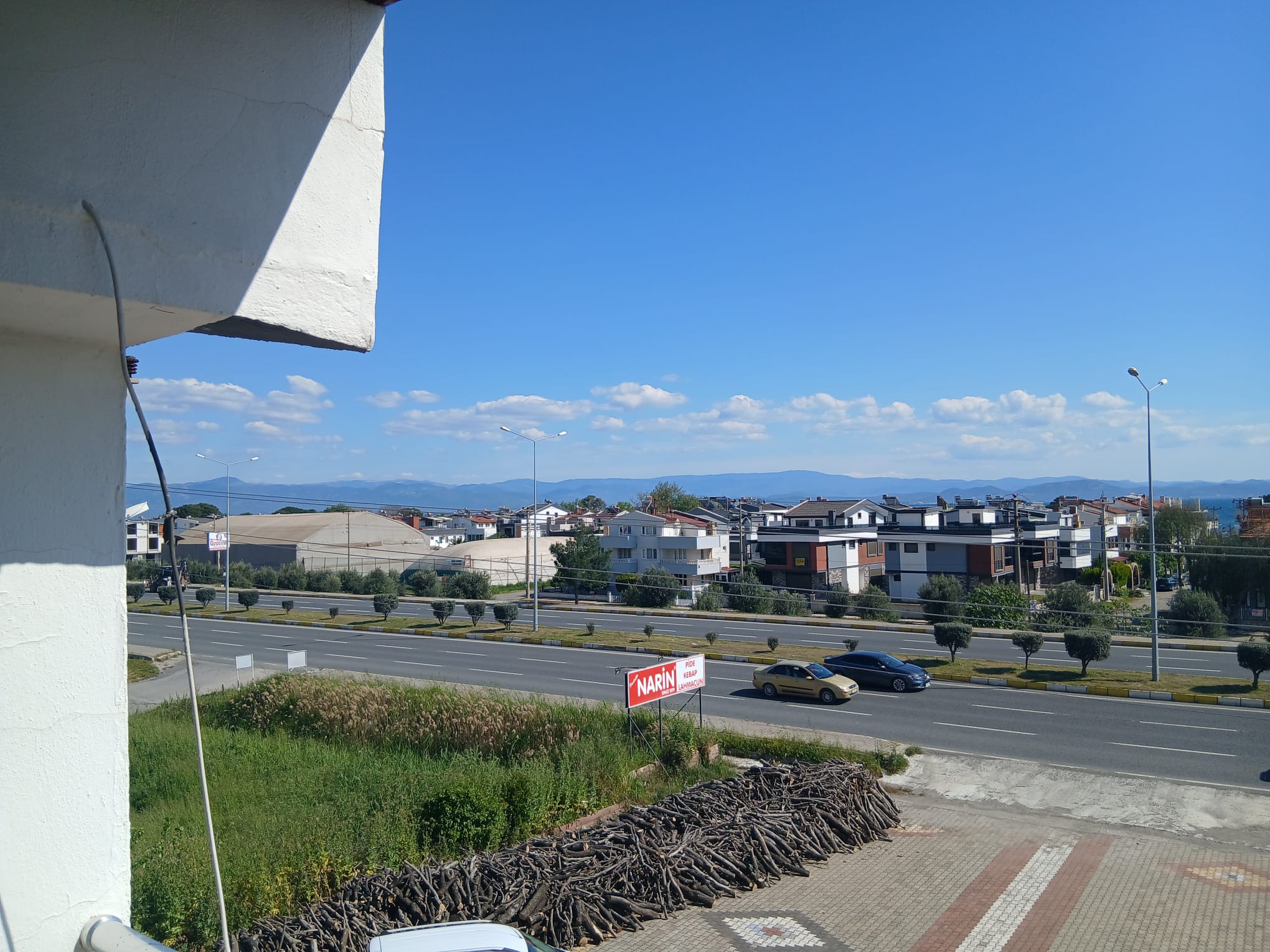 AKÇAY GÜRE’DE, ANA YOL ÜZERİNDE KOMPLE SATILIK BİNA HARİKA YATIRIM FIRSATI!