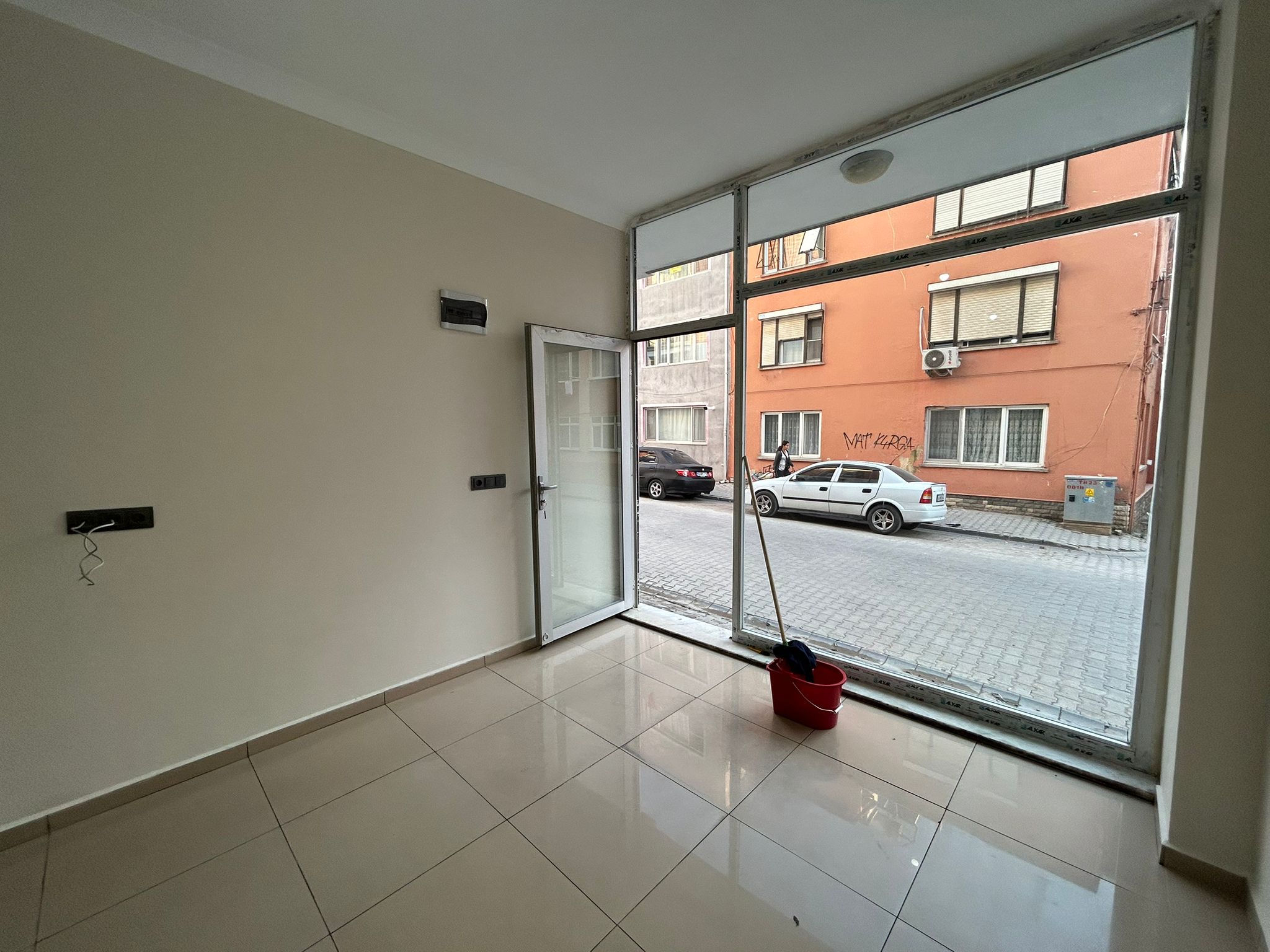 Cadde Üzerinde Satılık Dükkan