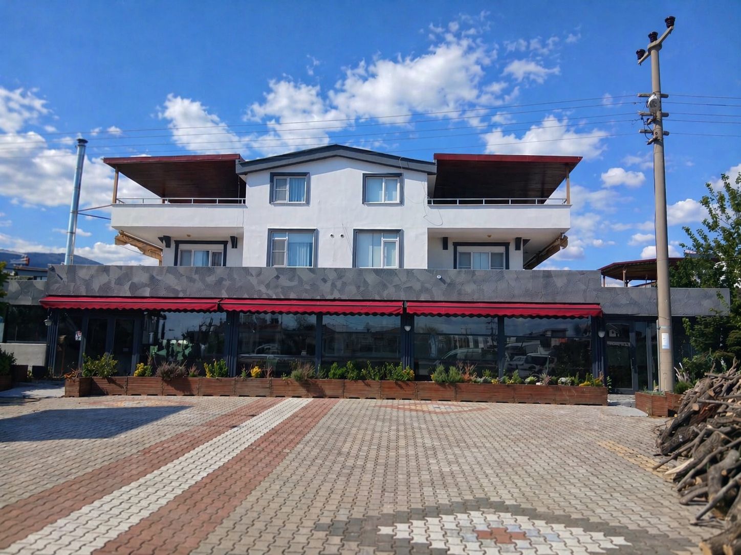 AKÇAY GÜRE’DE, ANA YOL ÜZERİNDE KOMPLE SATILIK BİNA HARİKA YATIRIM FIRSATI!