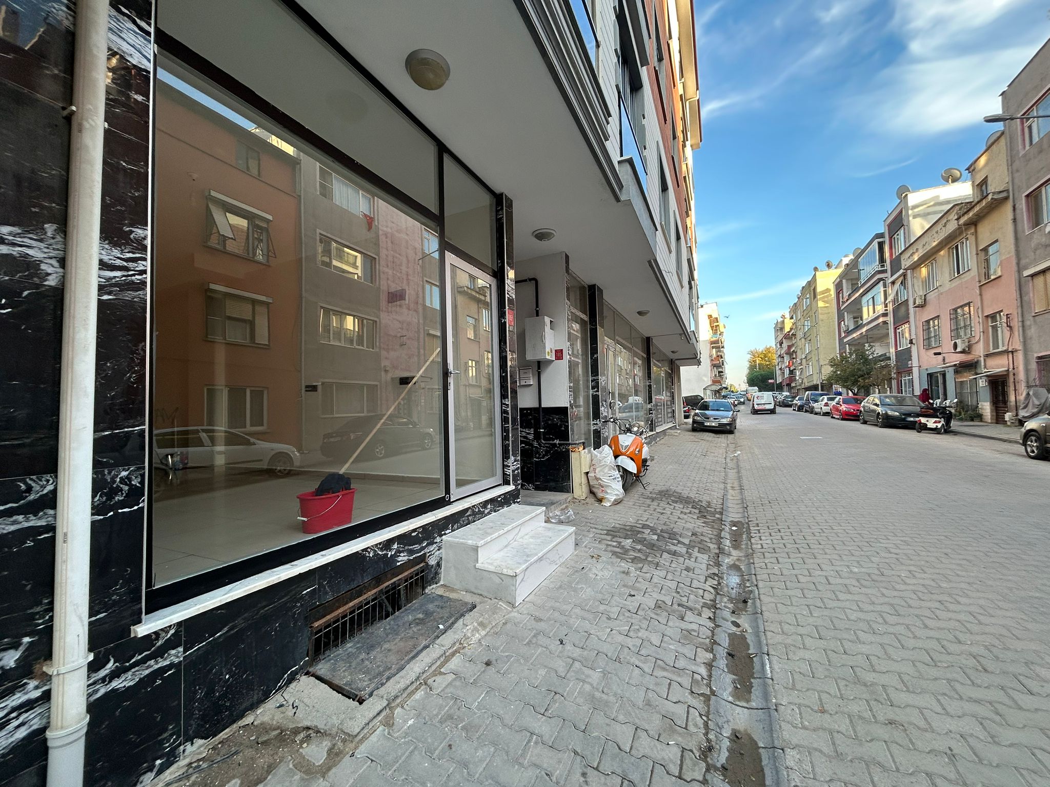 Cadde Üzerinde Satılık Dükkan